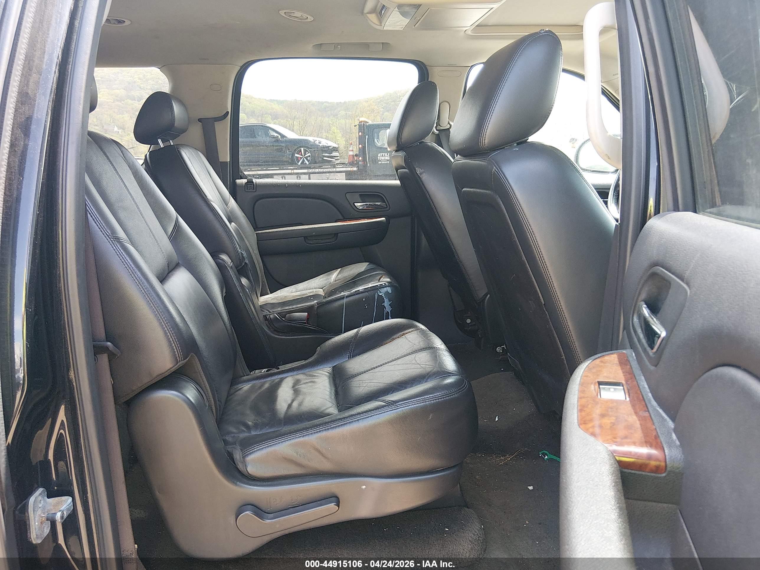 CHEVROLET SUBURBAN image 8
