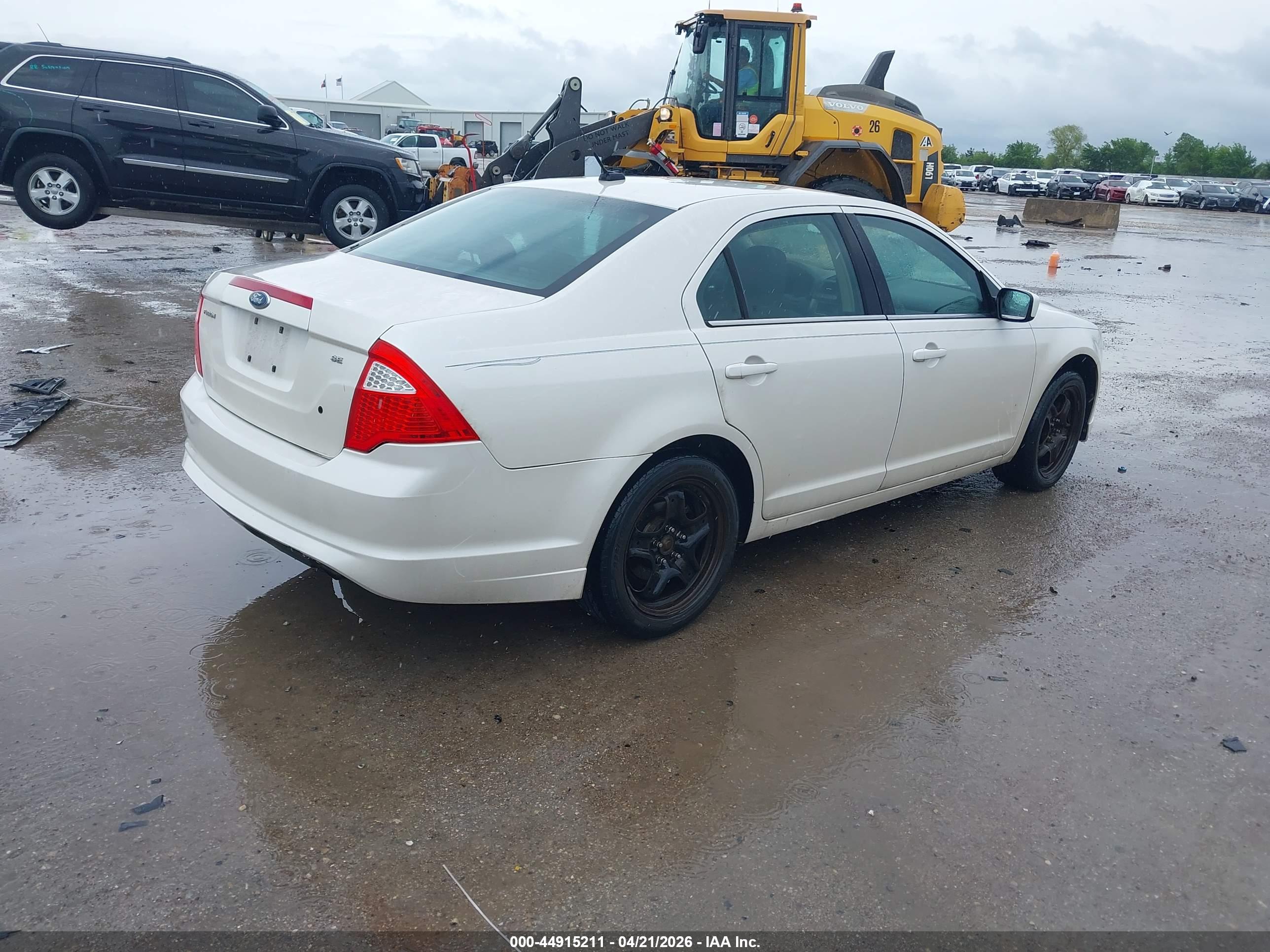 FORD FUSION image 4