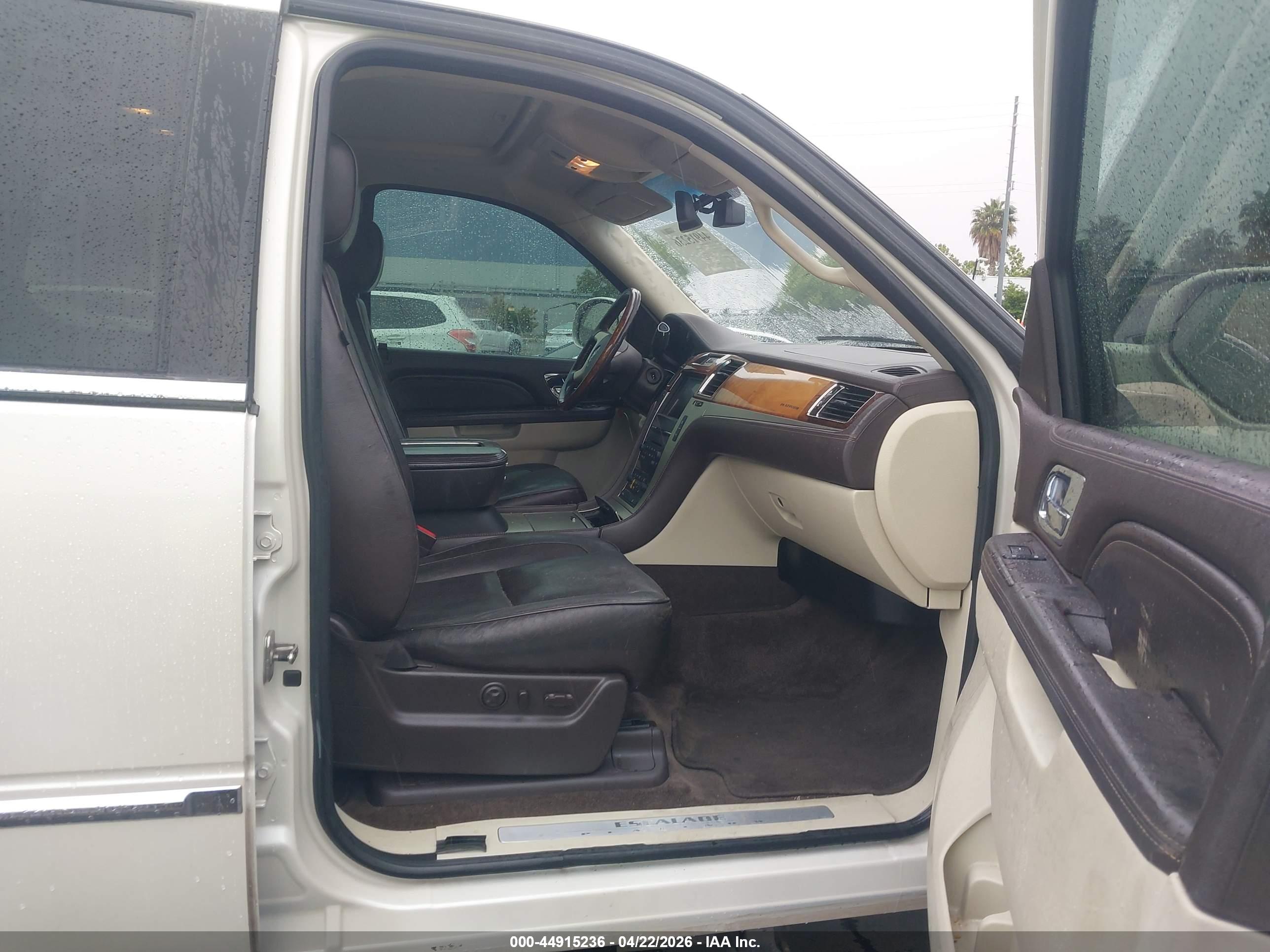 CADILLAC ESCALADE image 5