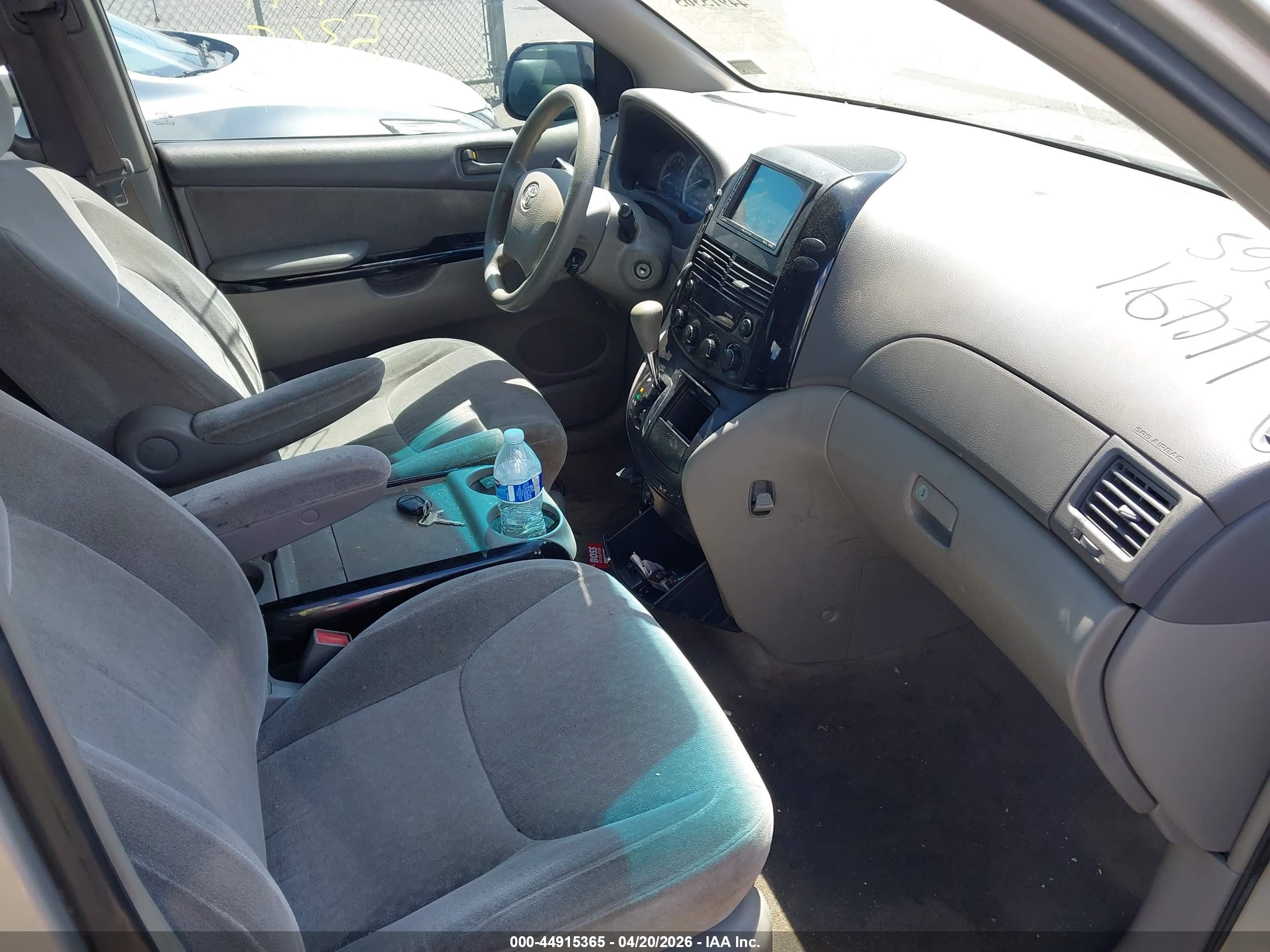 TOYOTA SIENNA image 5