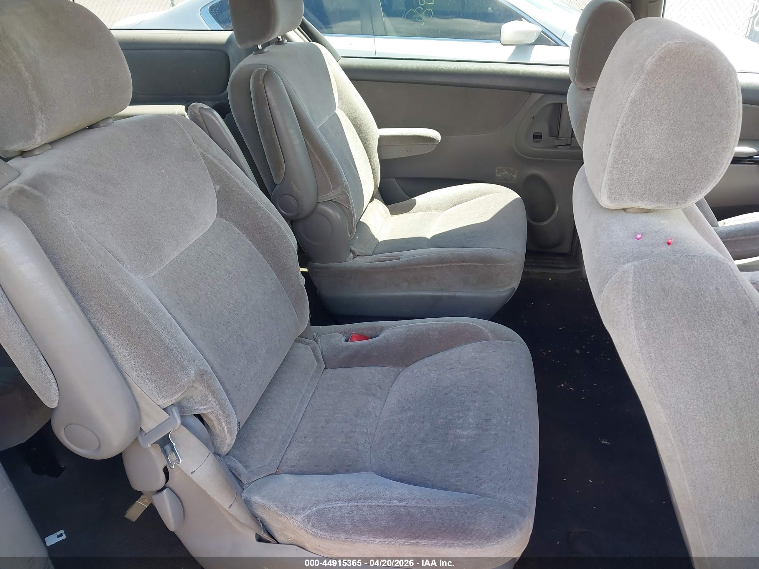 TOYOTA SIENNA image 8