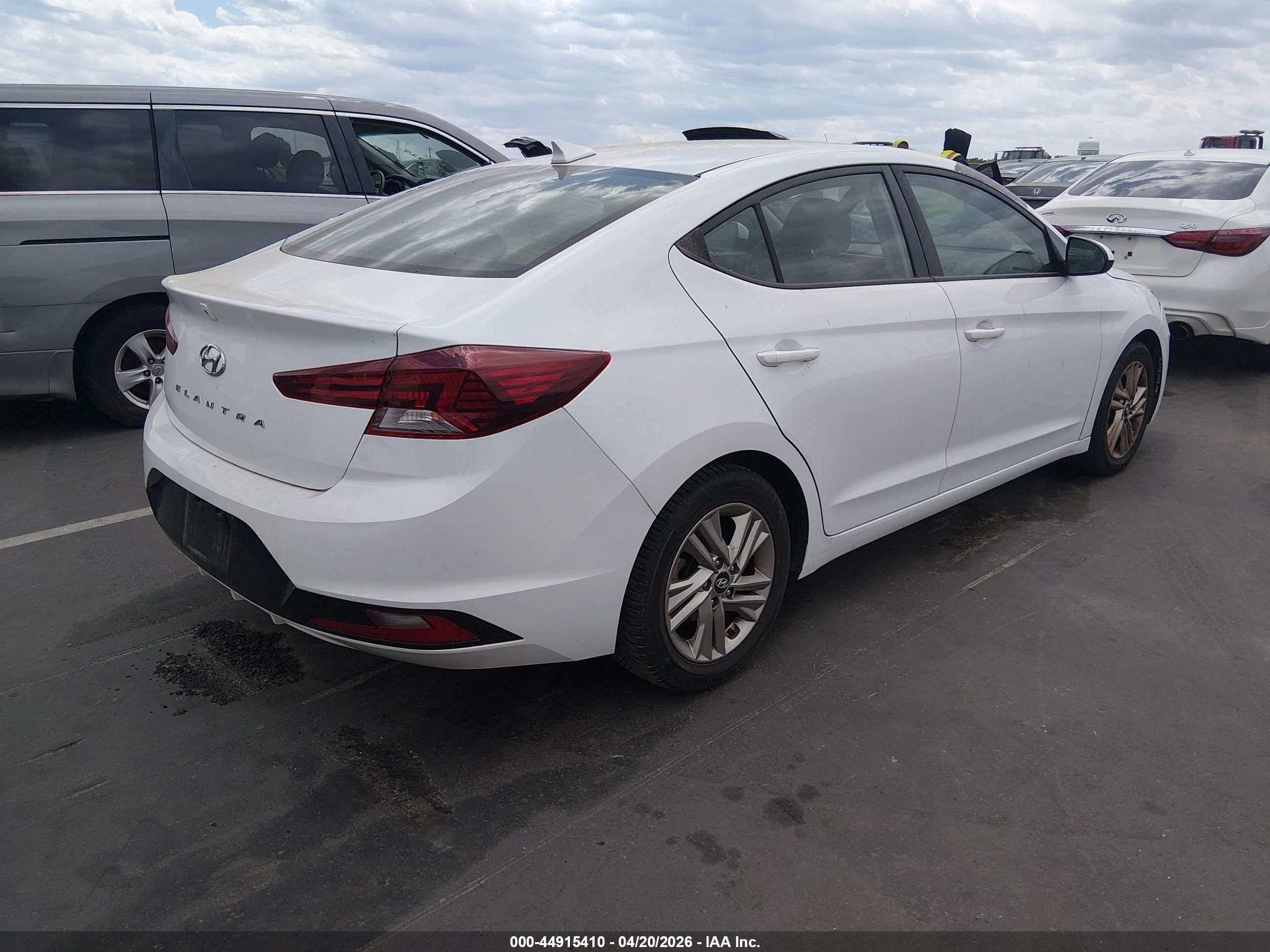 HYUNDAI ELANTRA image 4