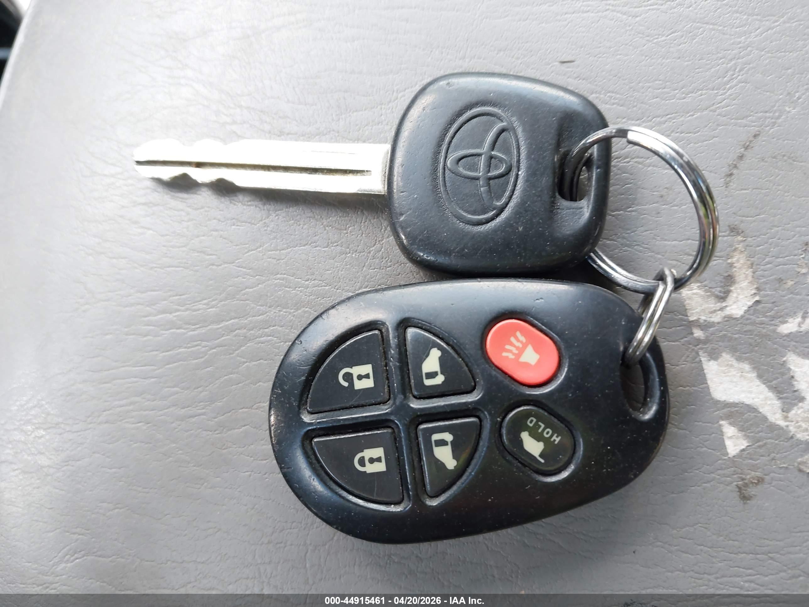 TOYOTA SIENNA image 11