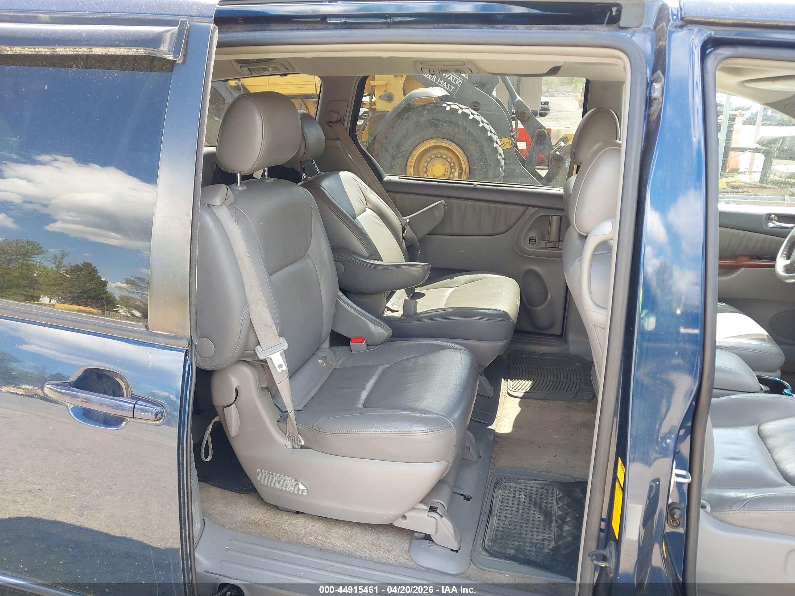 TOYOTA SIENNA image 8