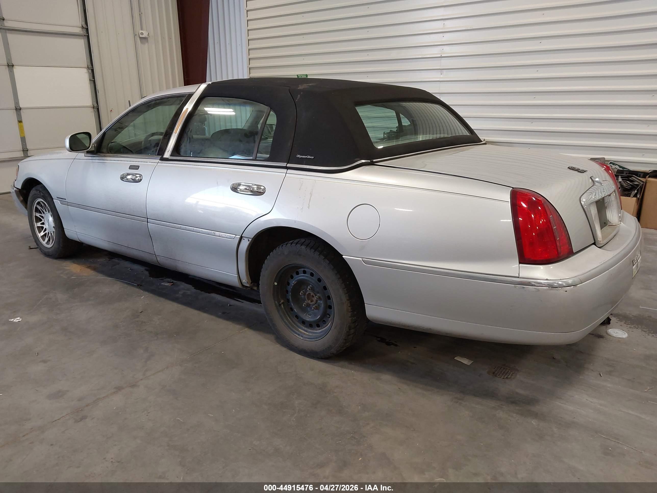 LINCOLN TOWN image 3