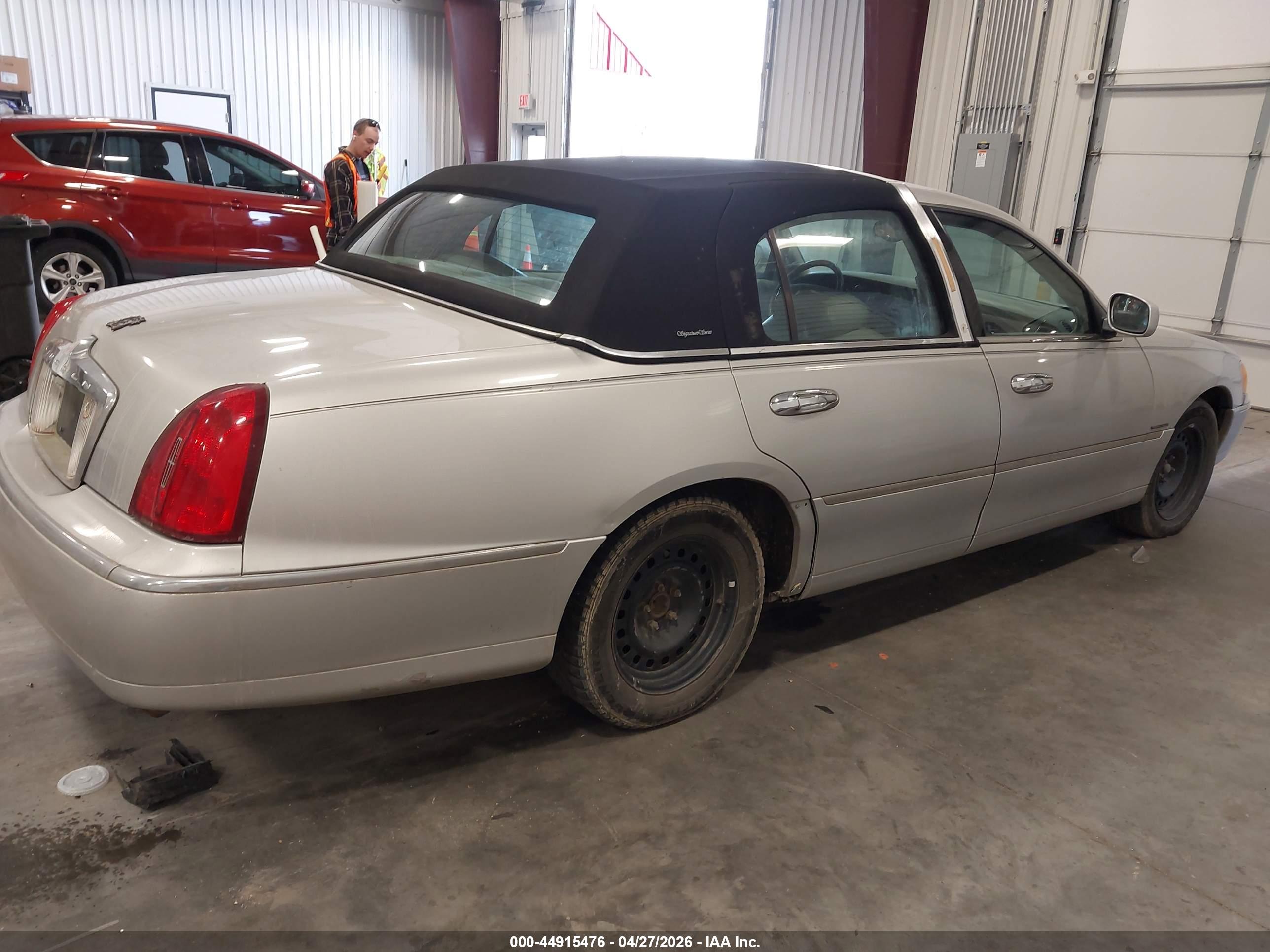 LINCOLN TOWN image 4