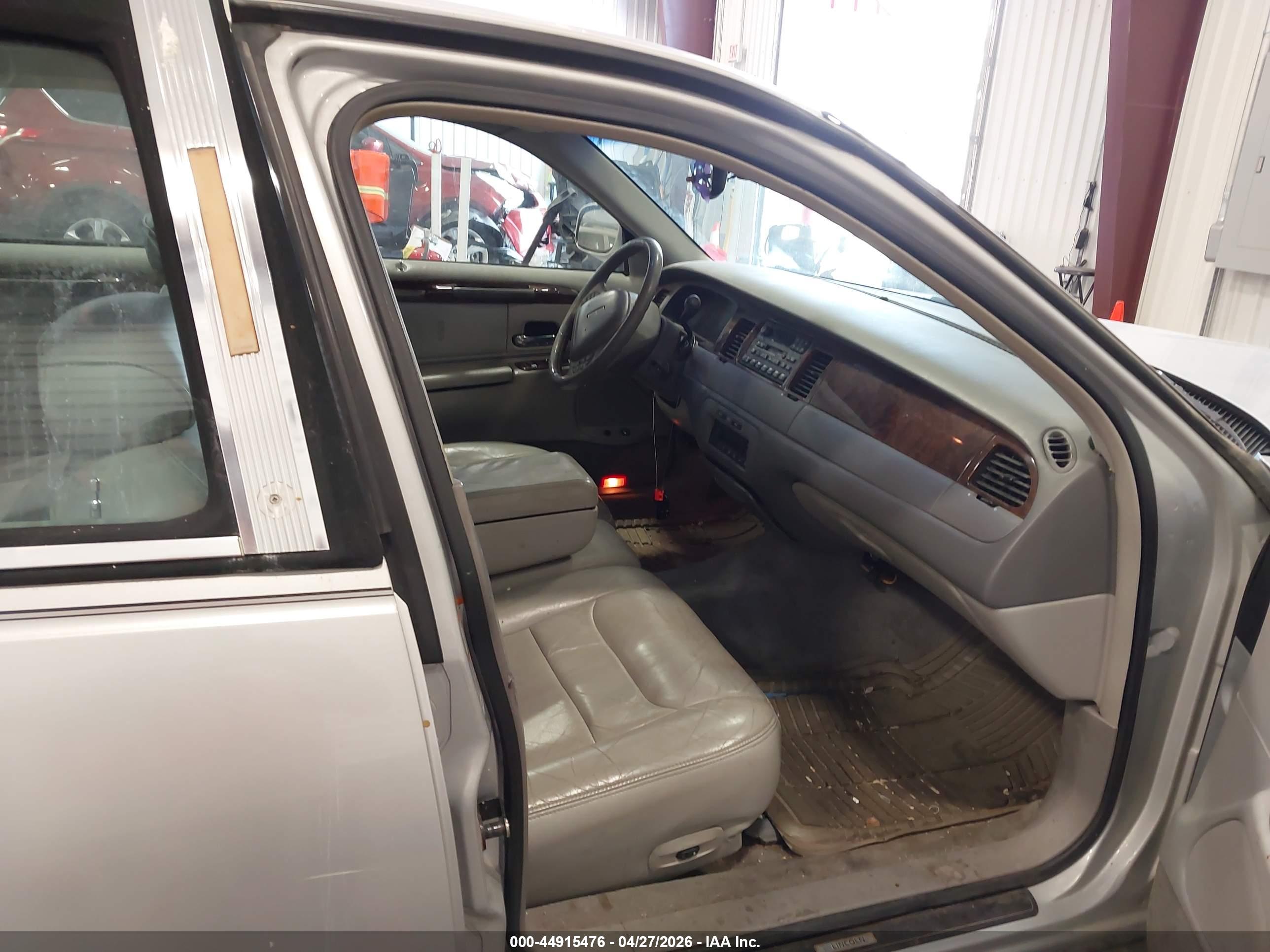 LINCOLN TOWN image 5