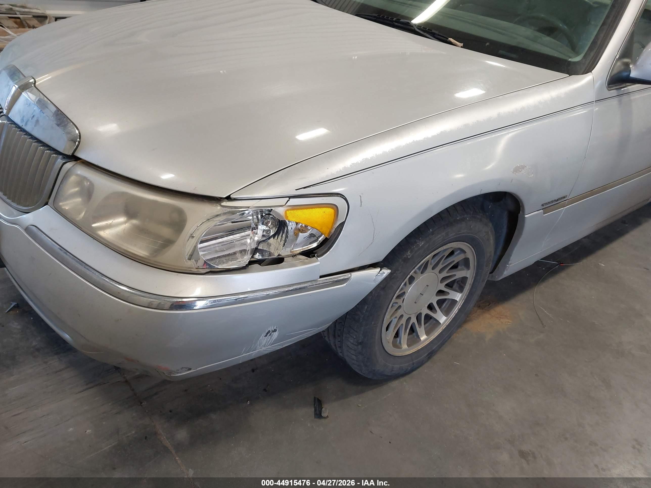 LINCOLN TOWN image 6