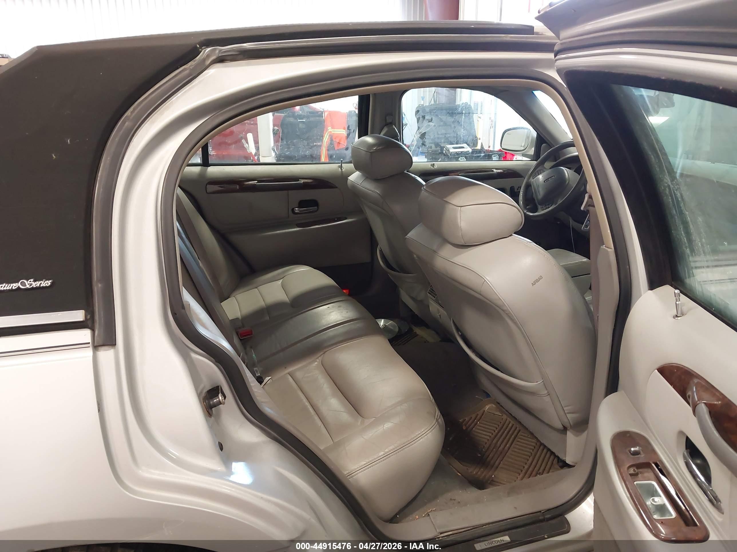 LINCOLN TOWN image 8
