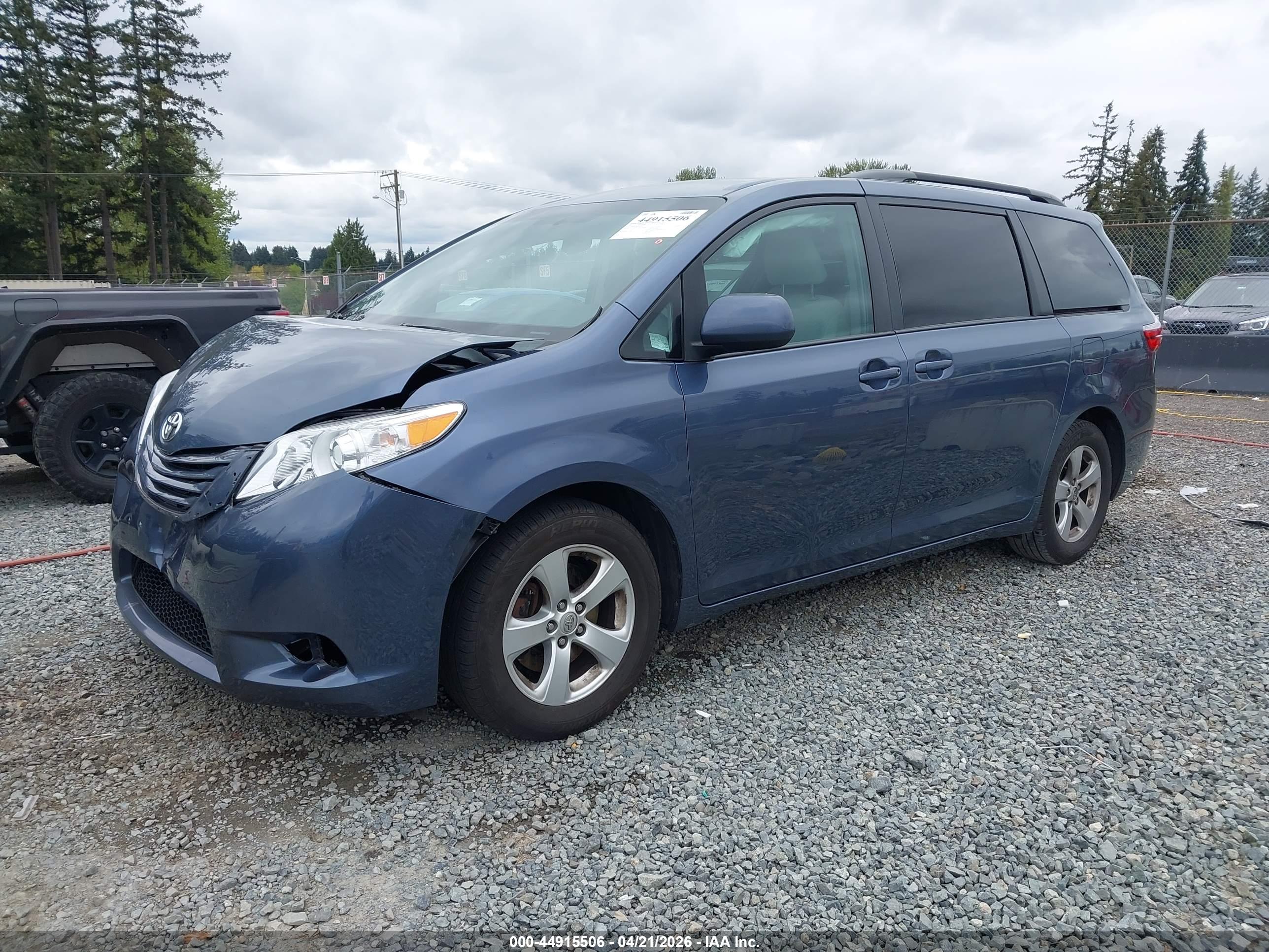 TOYOTA SIENNA image 2