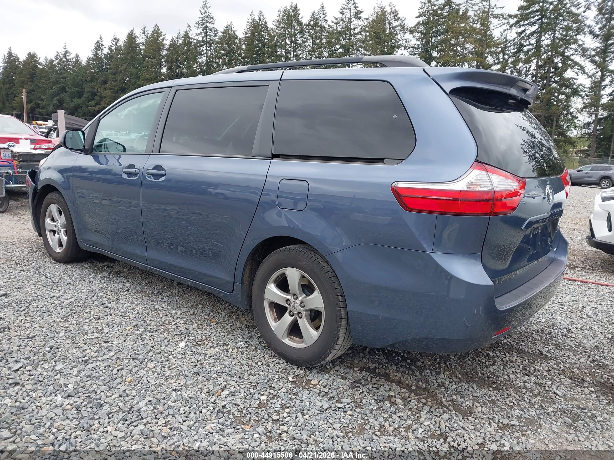 TOYOTA SIENNA image 3