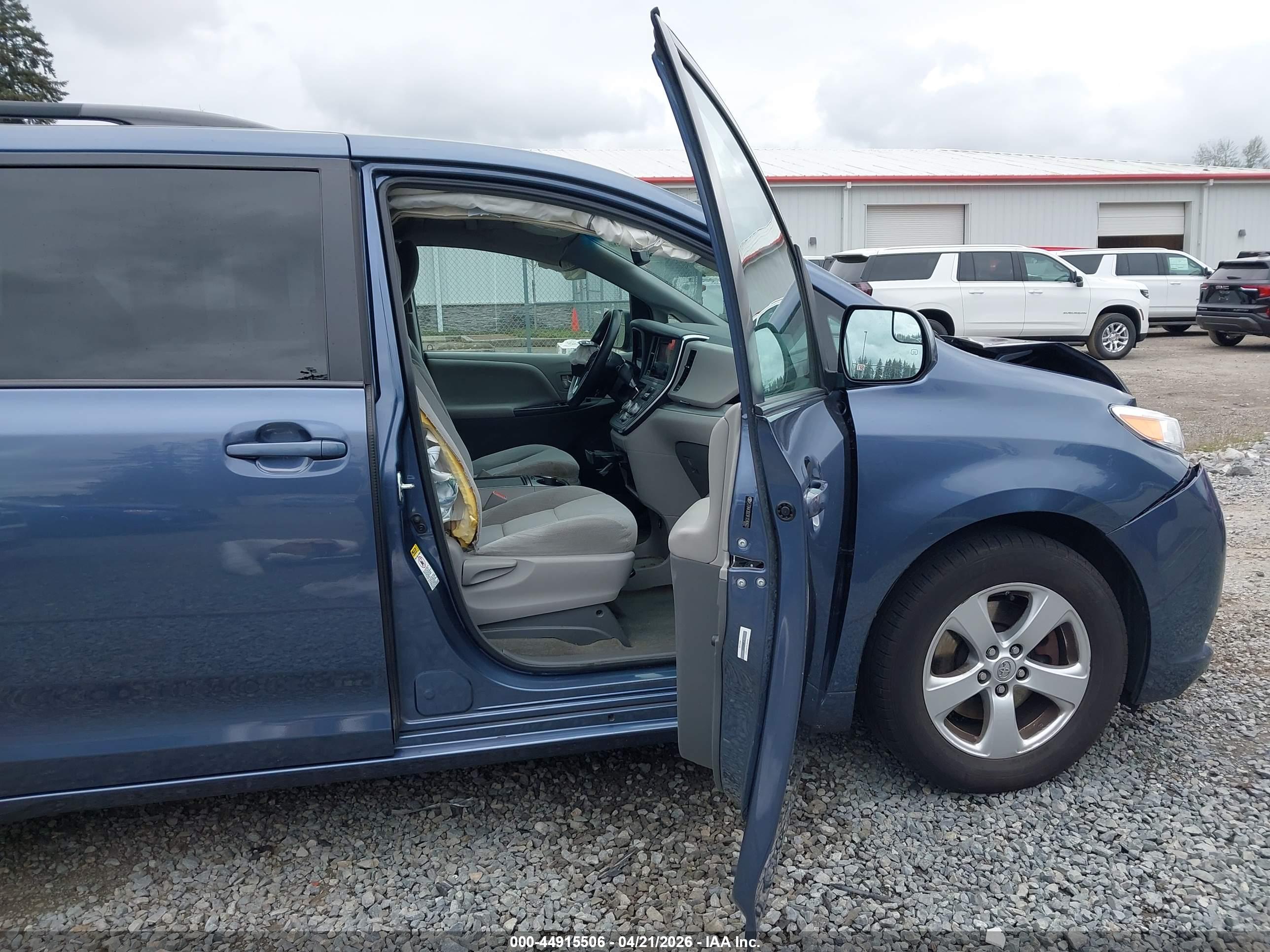 TOYOTA SIENNA image 5
