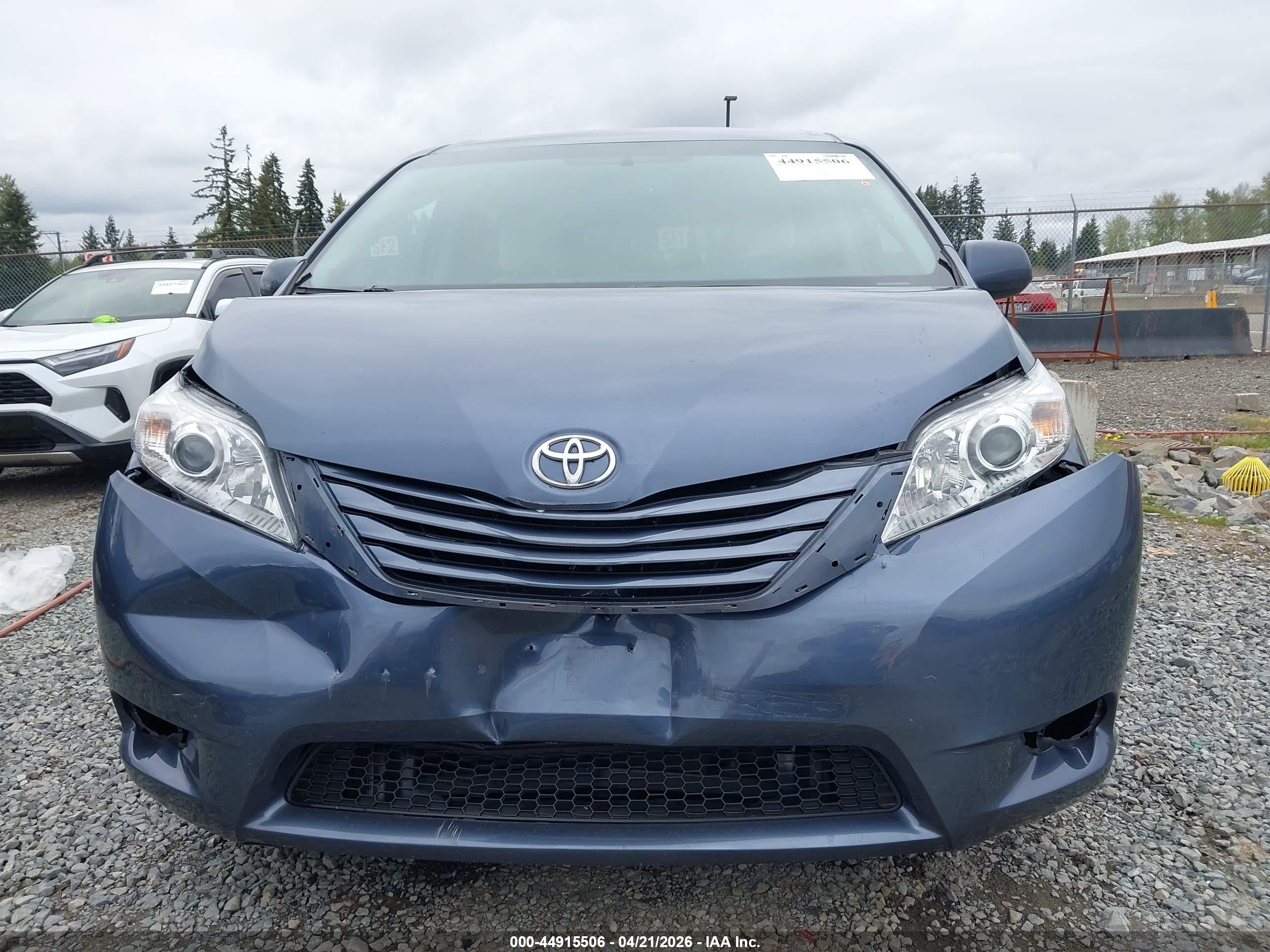 TOYOTA SIENNA image 6