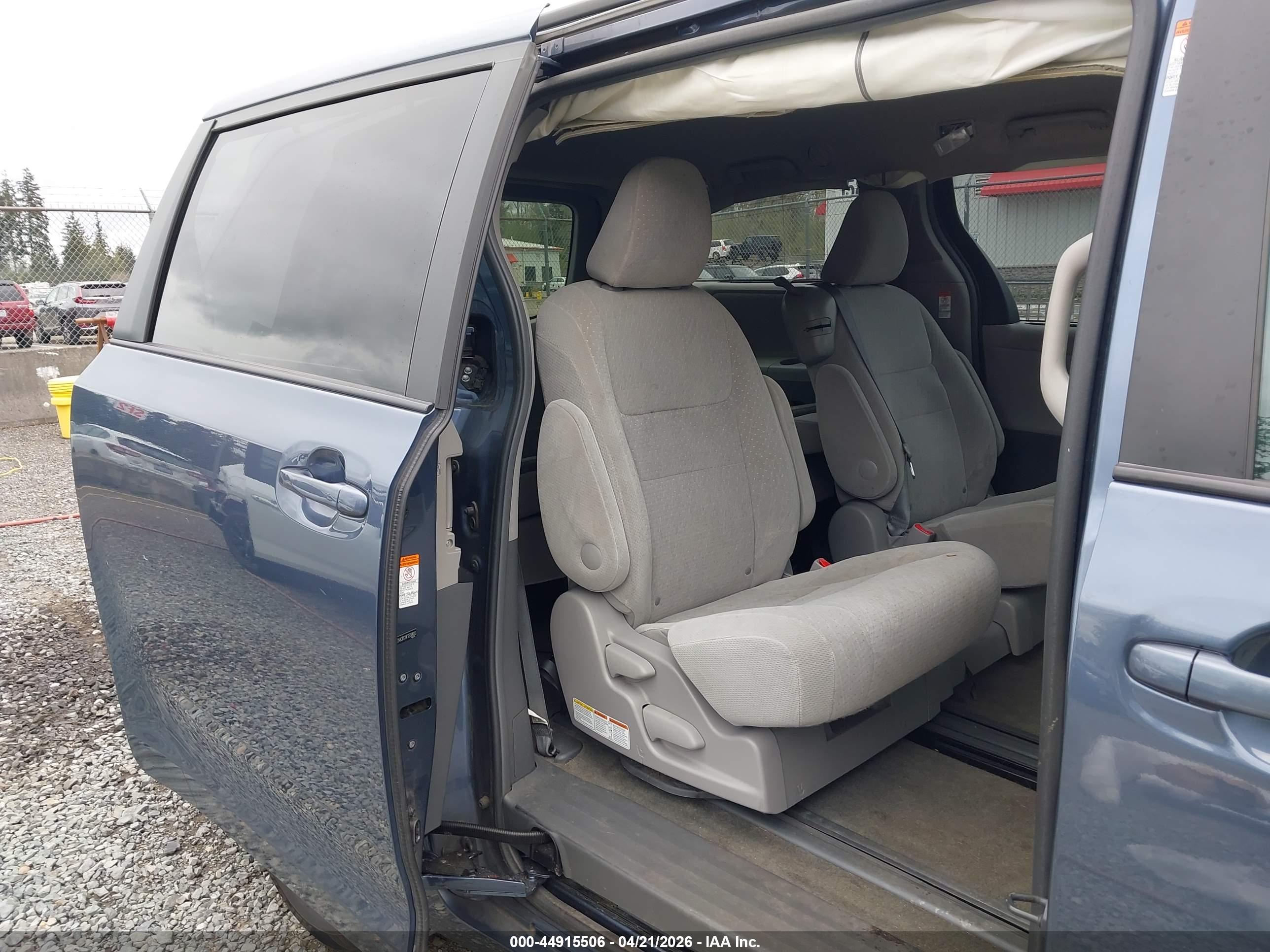 TOYOTA SIENNA image 8