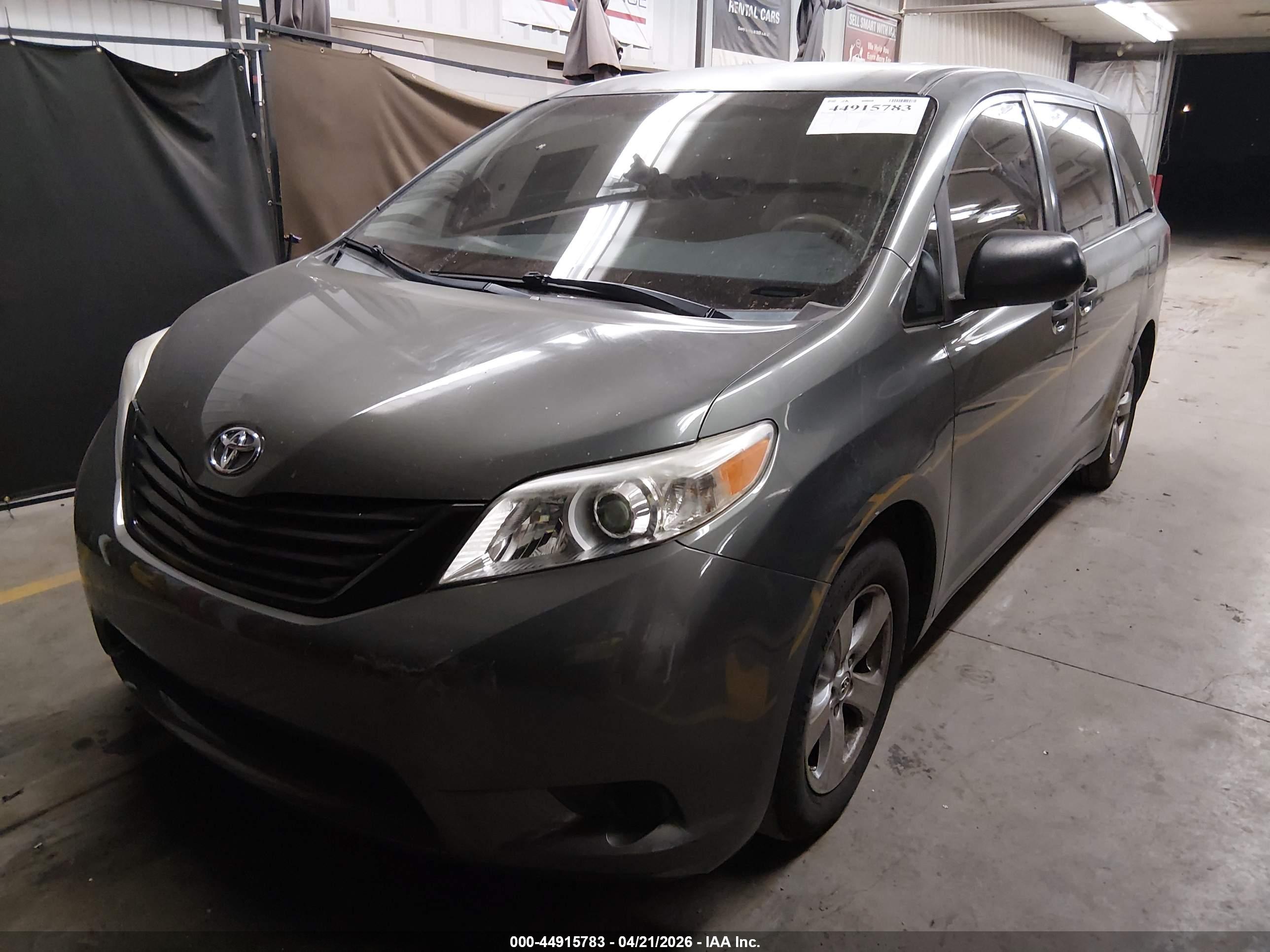 TOYOTA SIENNA image 2