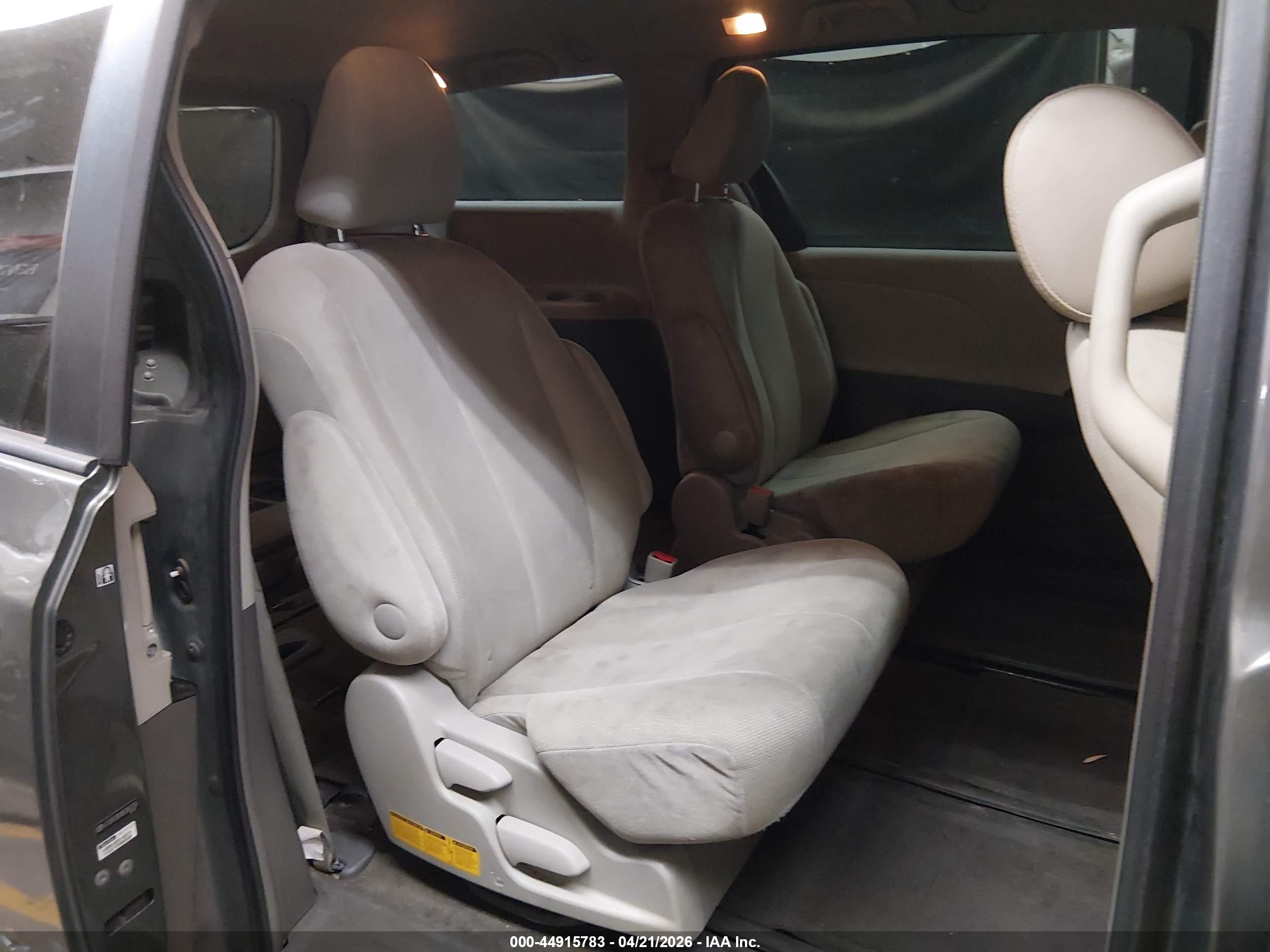 TOYOTA SIENNA image 8