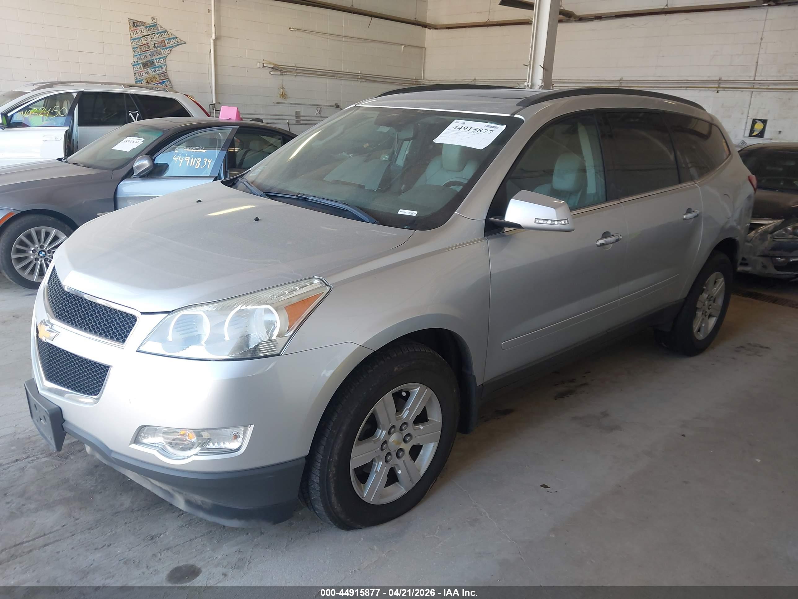 CHEVROLET TRAVERSE image 2