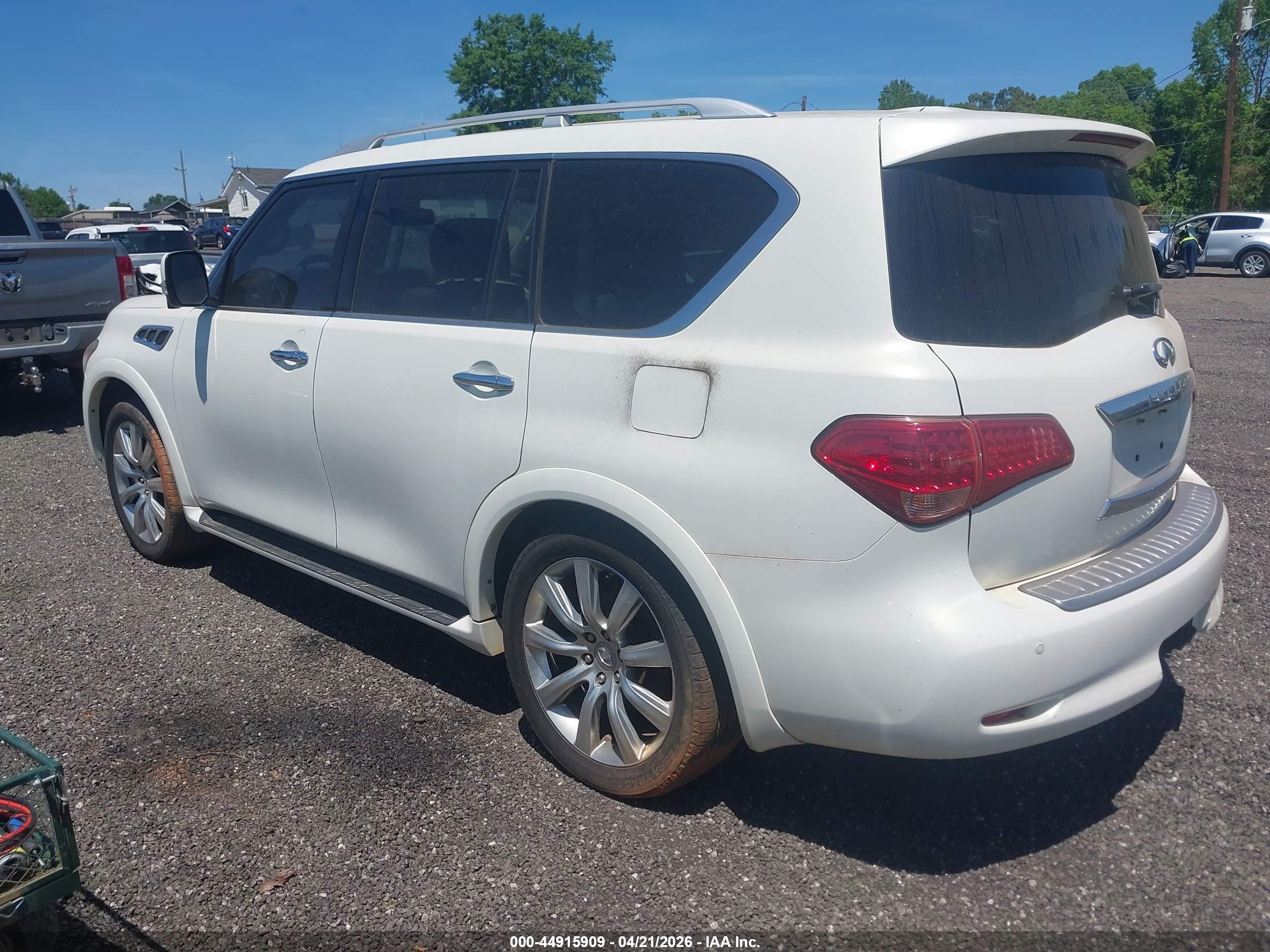 INFINITI QX56 image 3