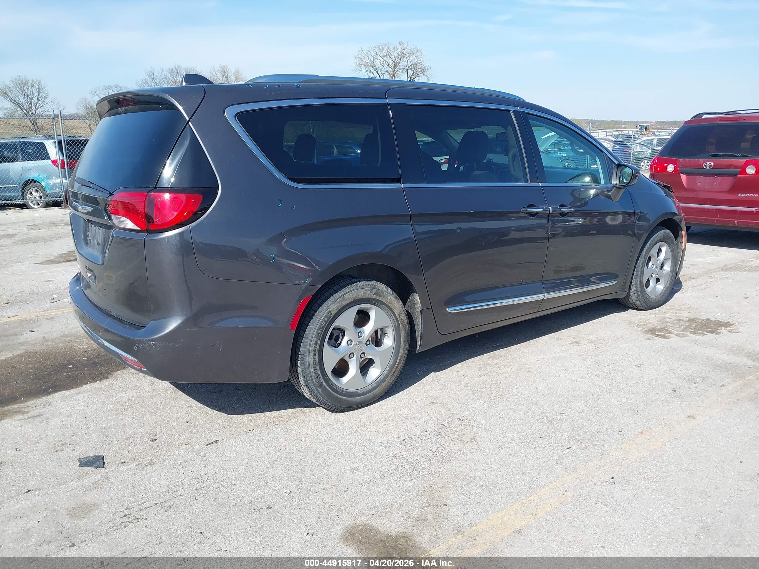 CHRYSLER PACIFICA image 4