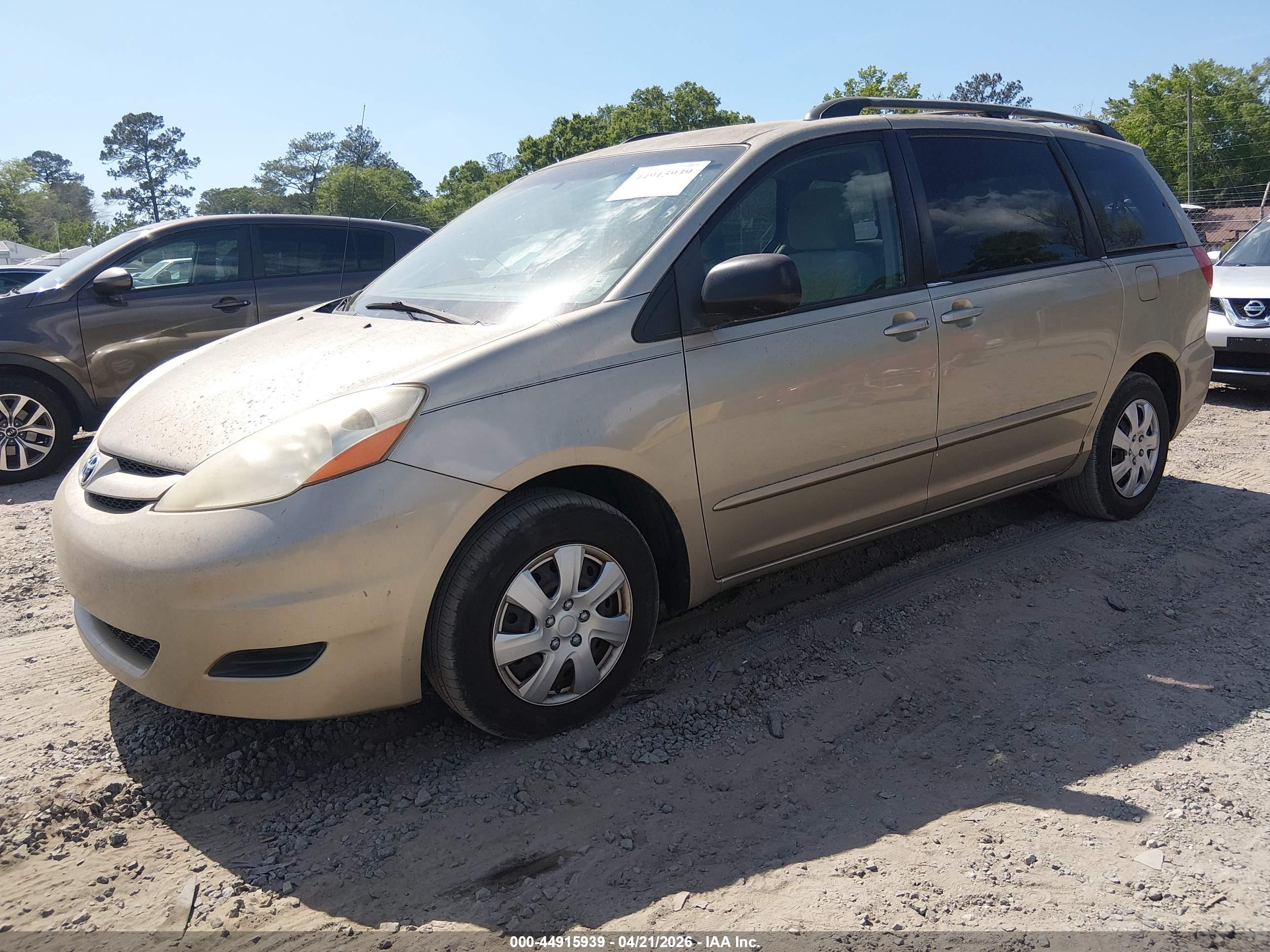 TOYOTA SIENNA image 2