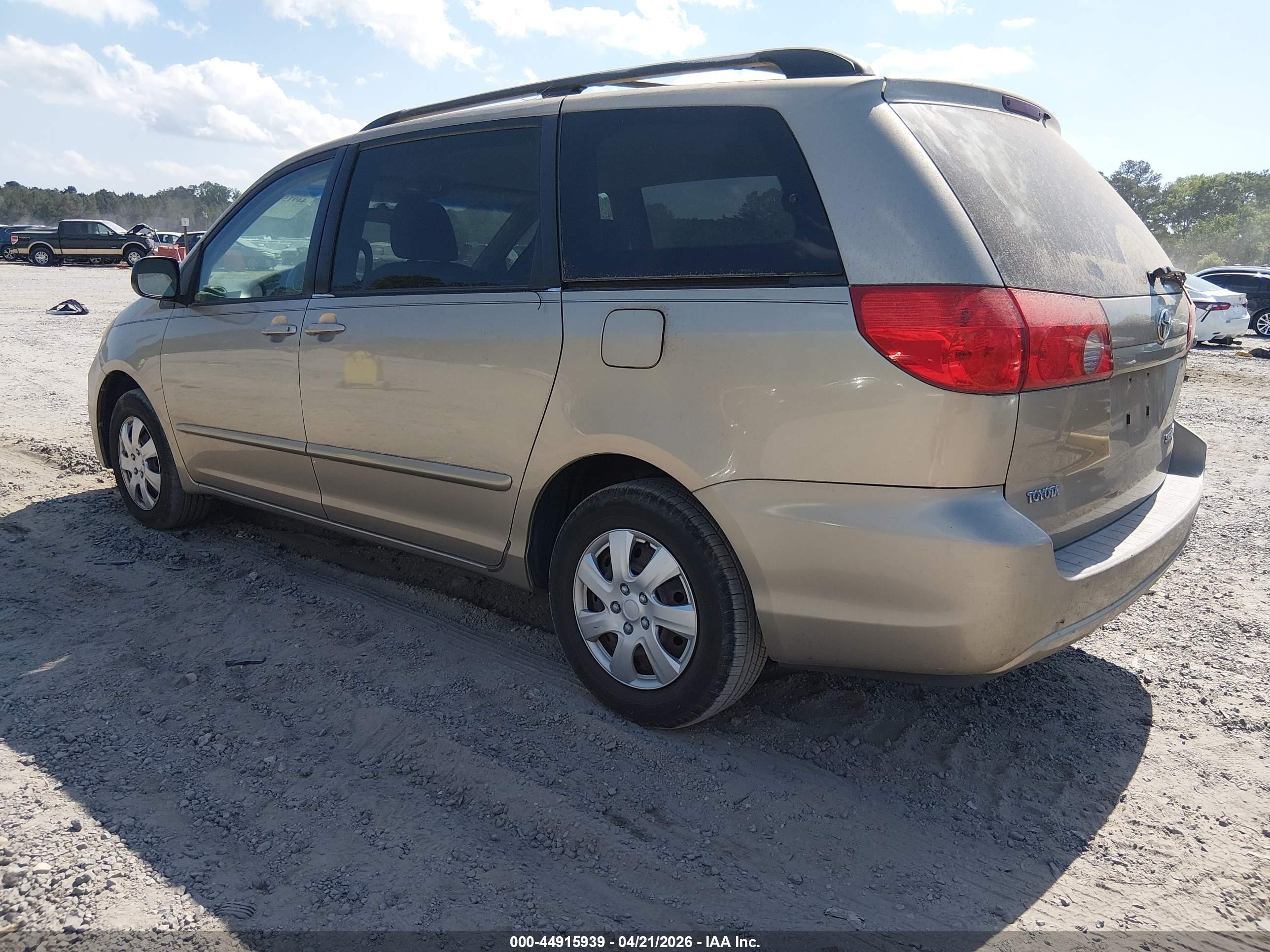 TOYOTA SIENNA image 3