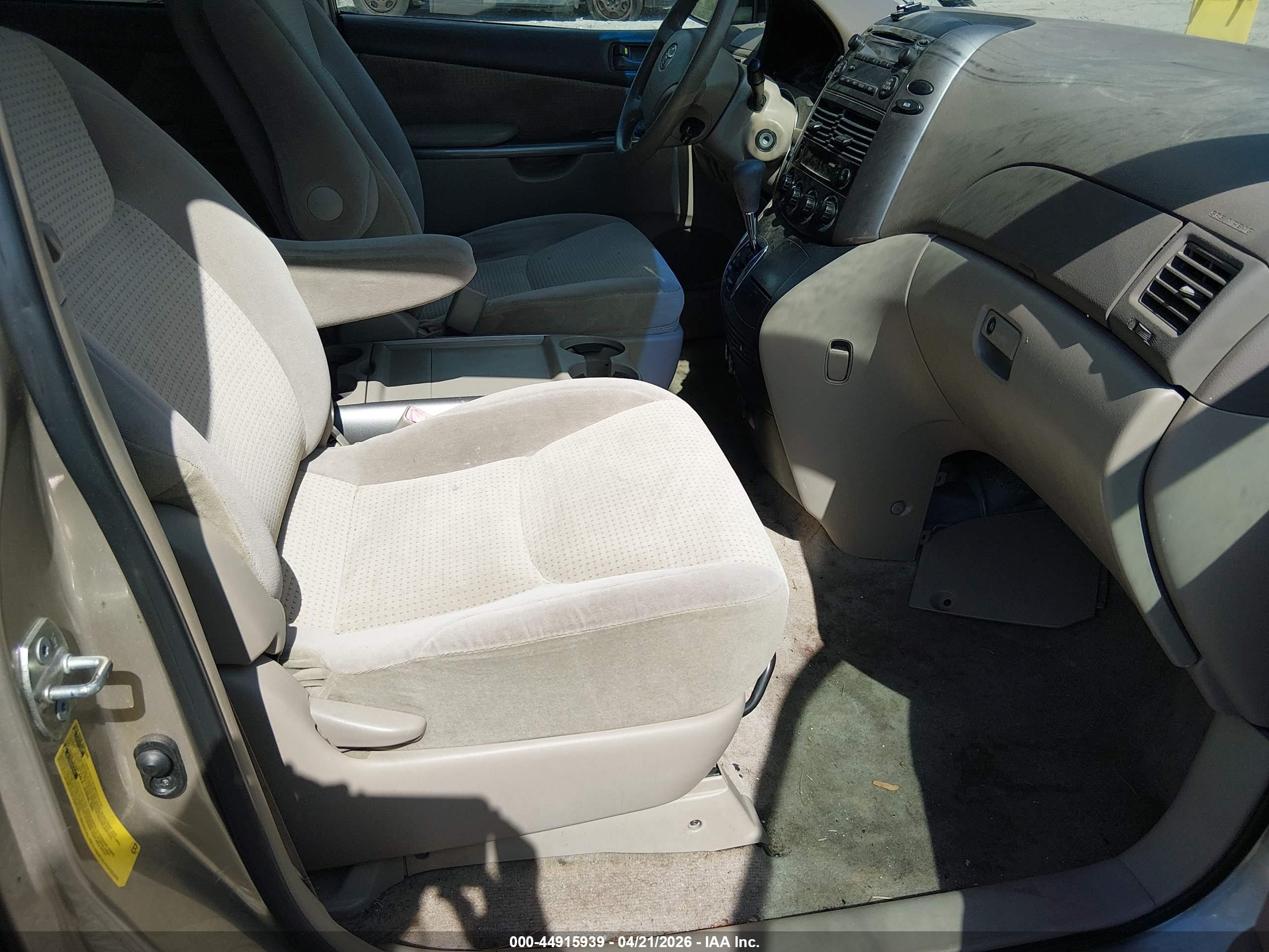 TOYOTA SIENNA image 5