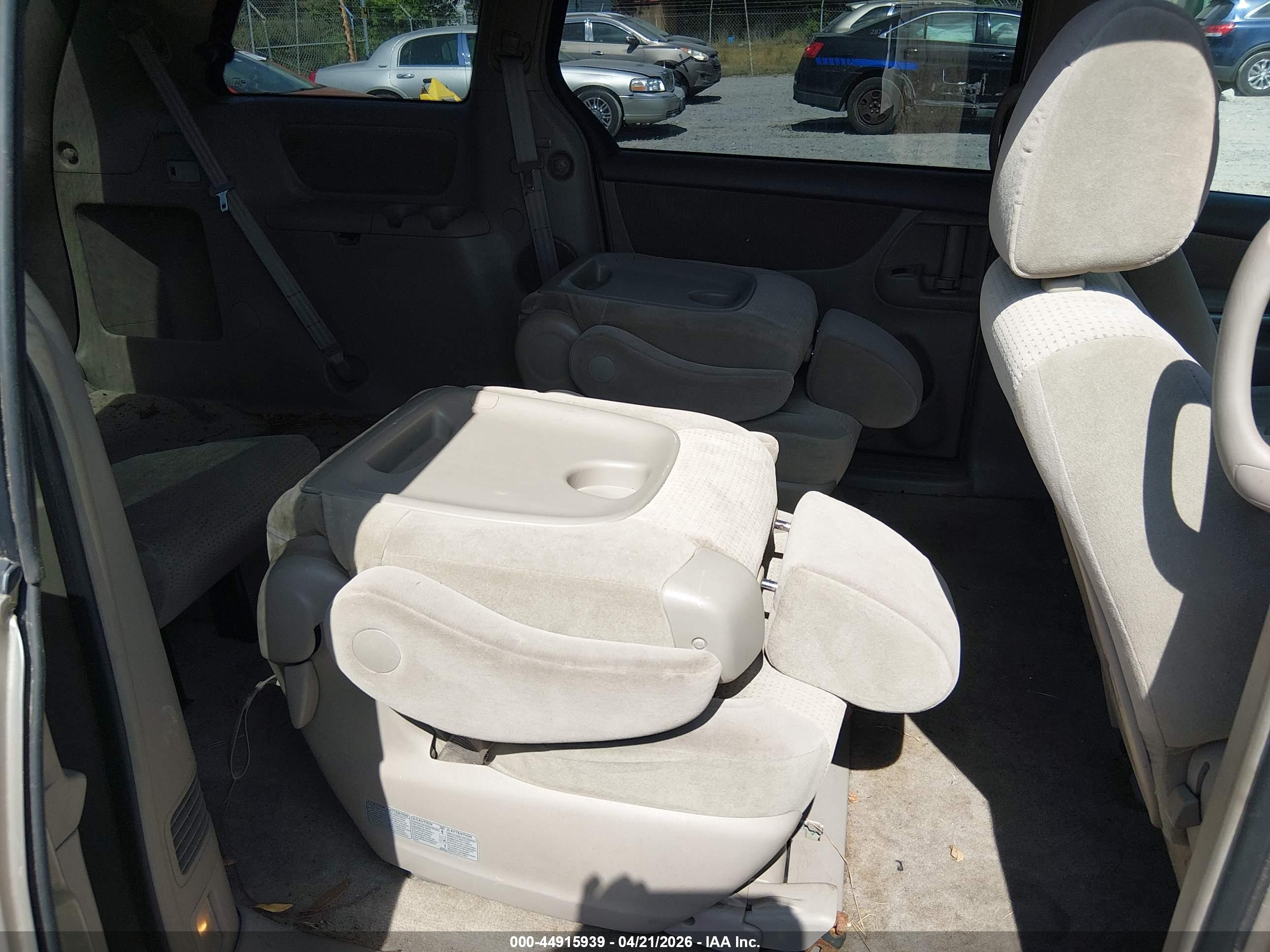 TOYOTA SIENNA image 8