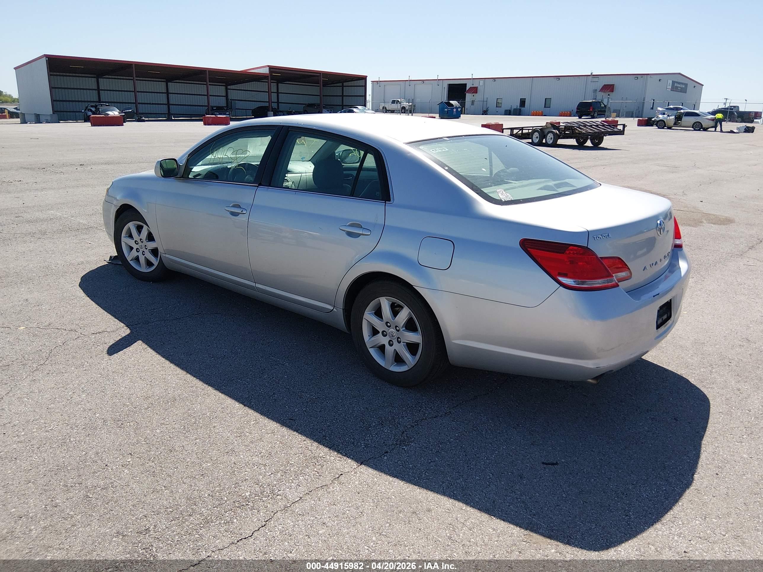 TOYOTA AVALON image 3