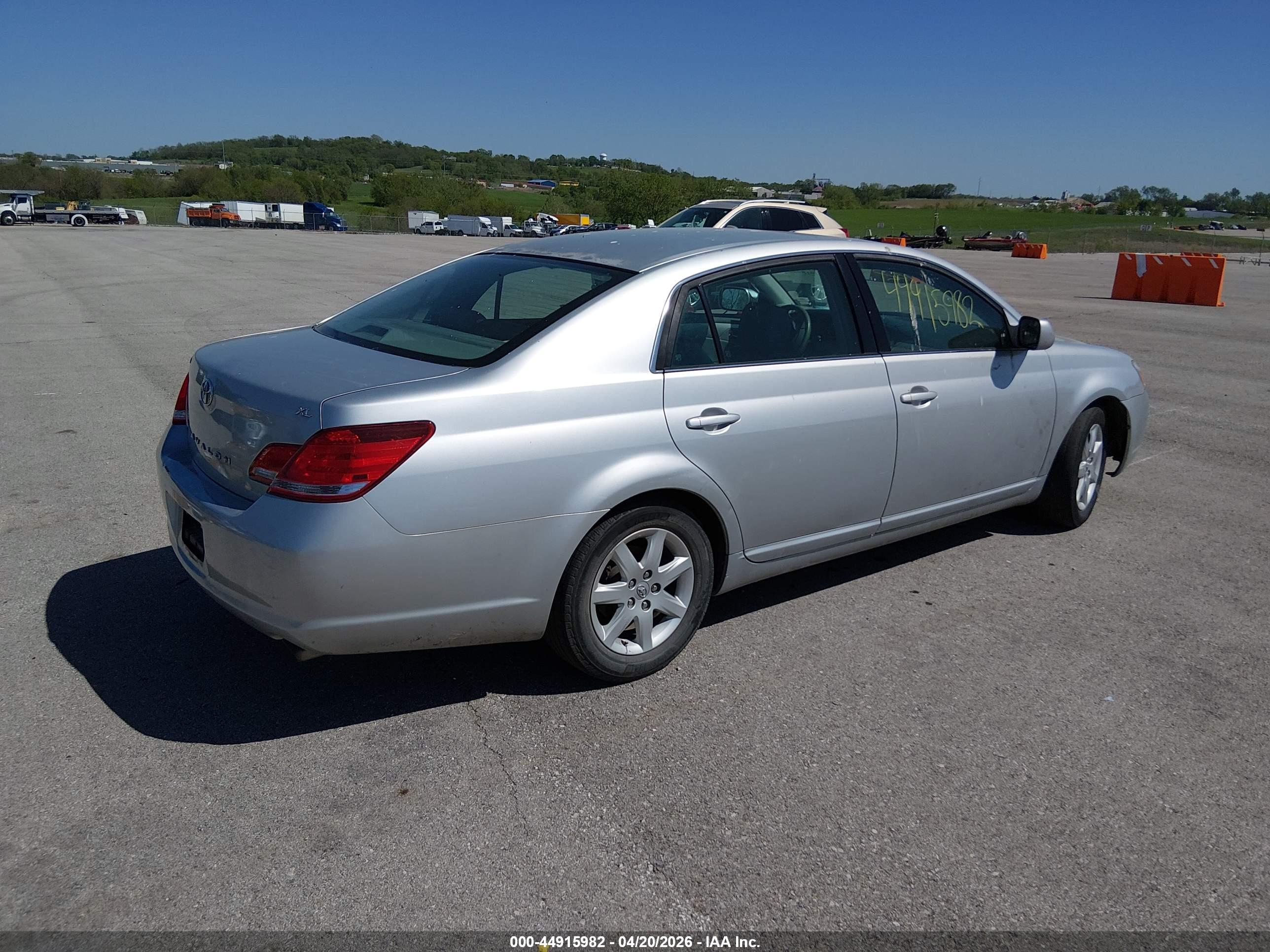 TOYOTA AVALON image 4