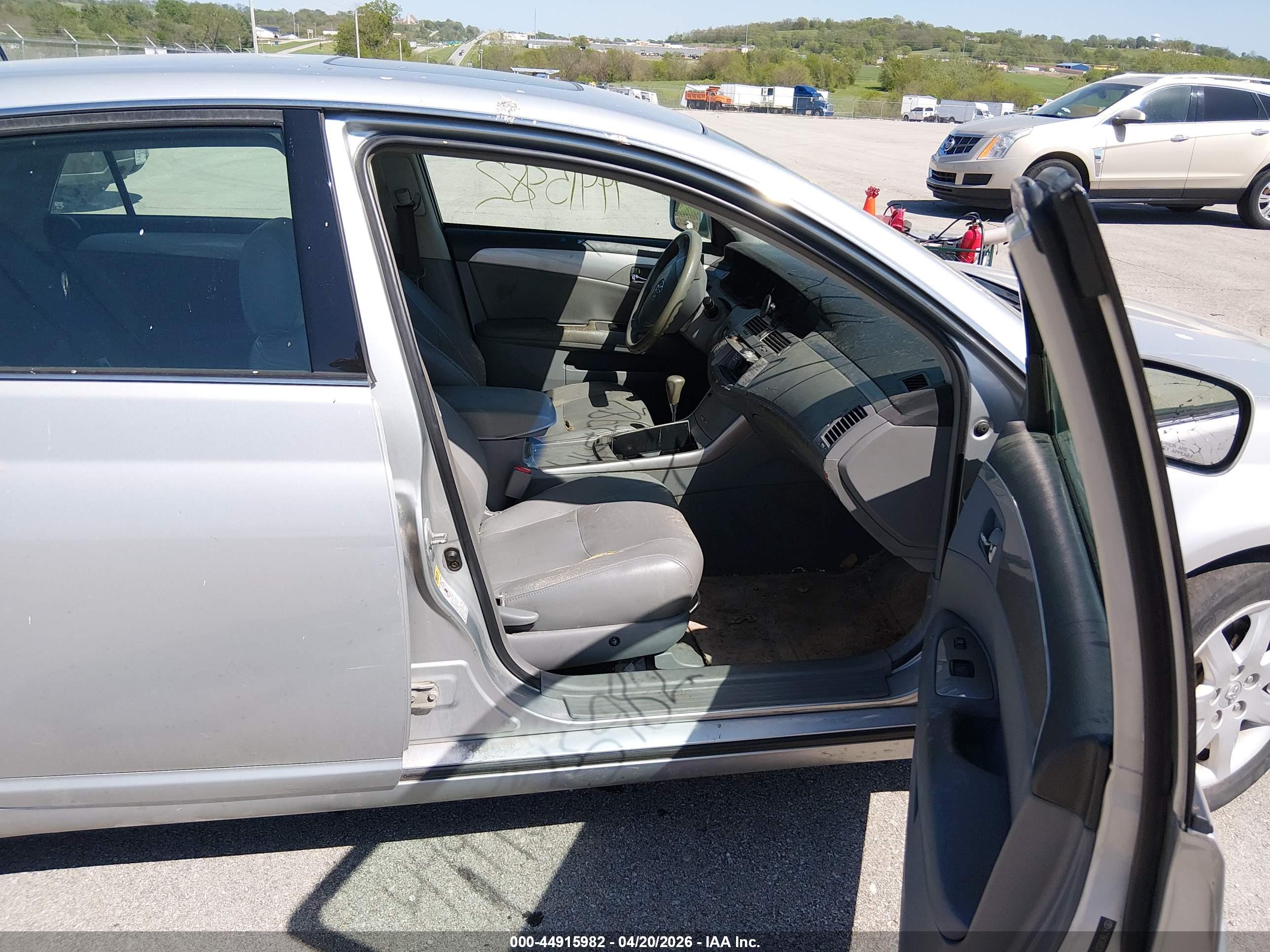 TOYOTA AVALON image 5