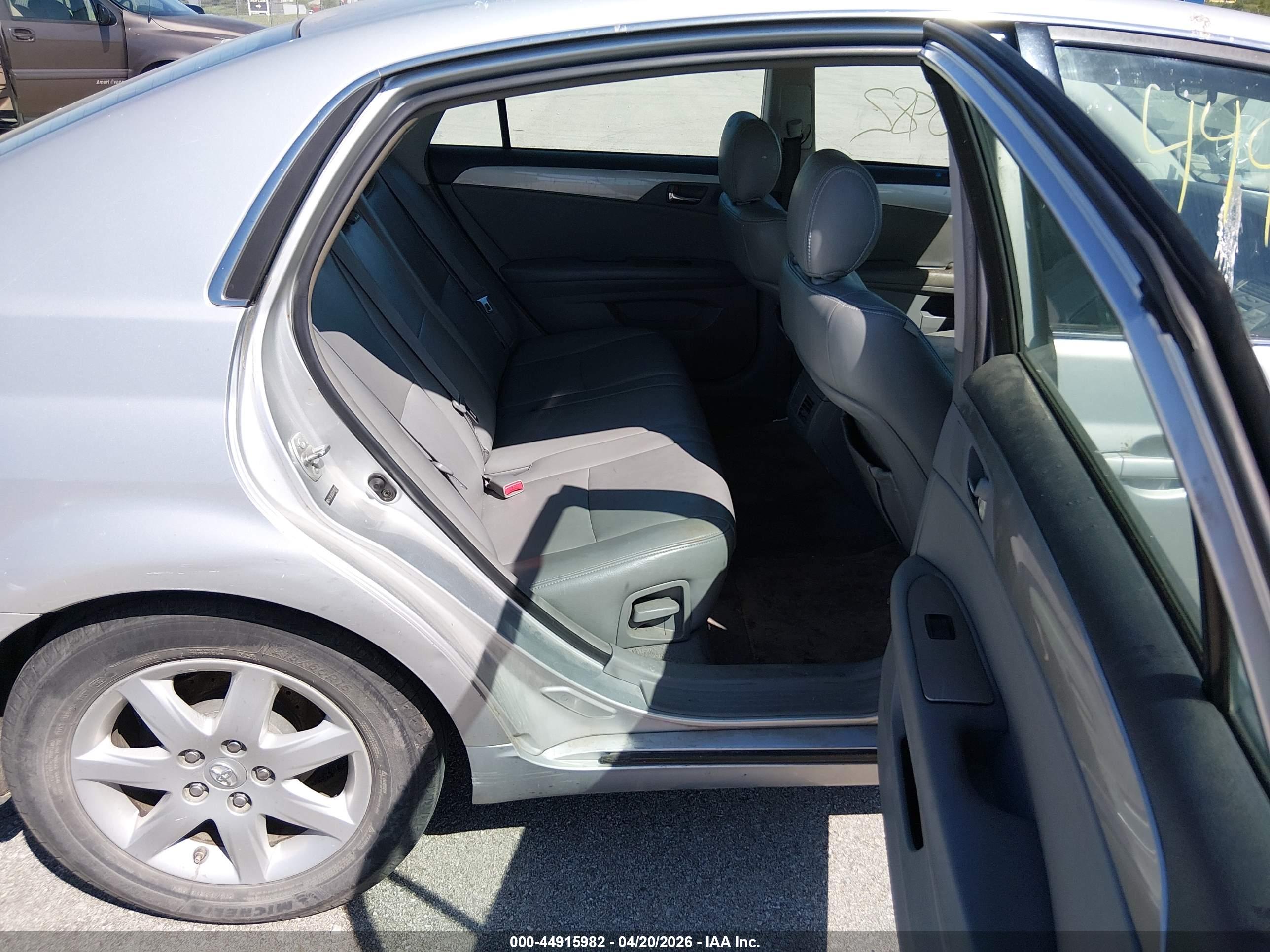 TOYOTA AVALON image 8
