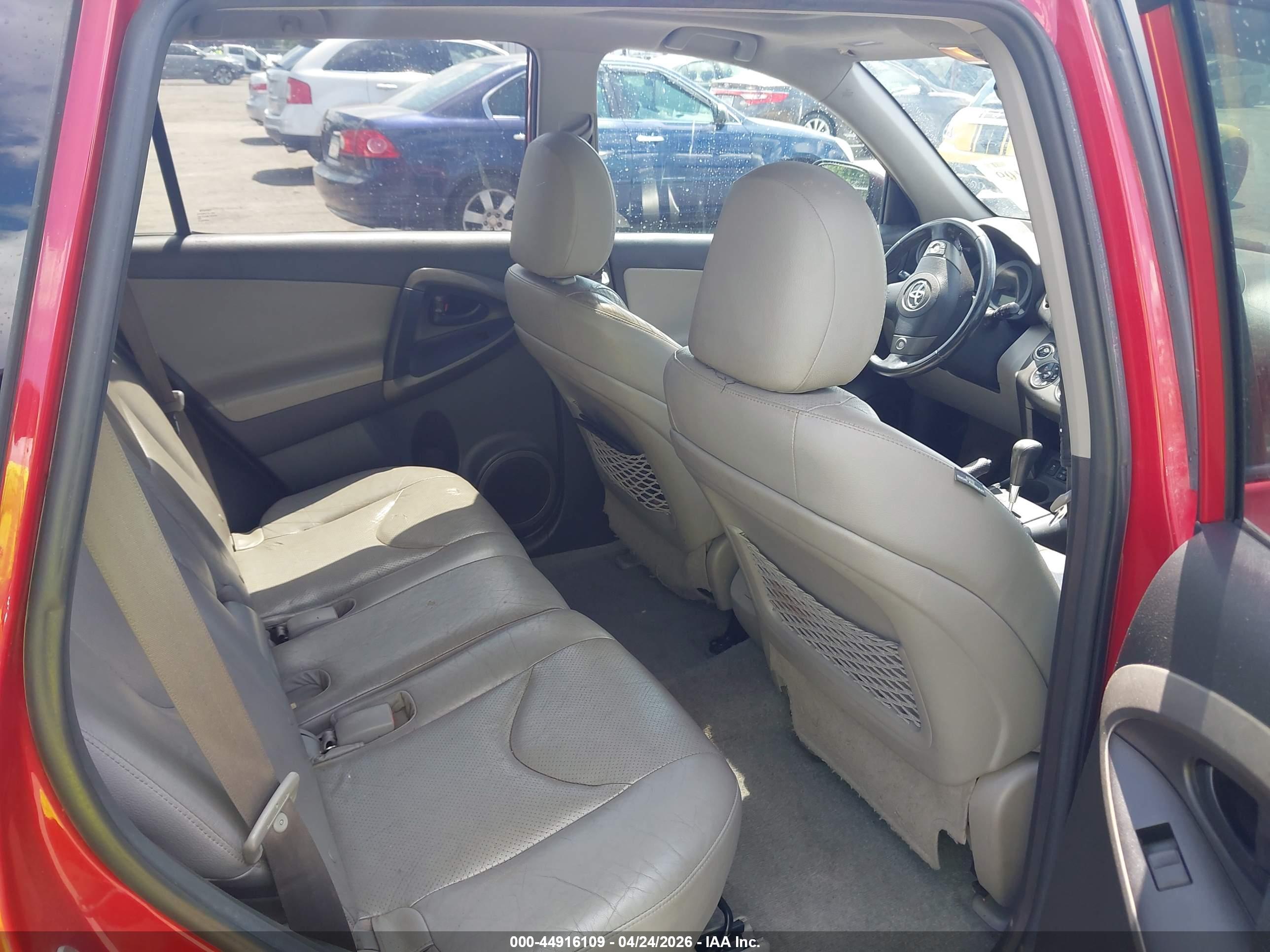 TOYOTA RAV4 image 8