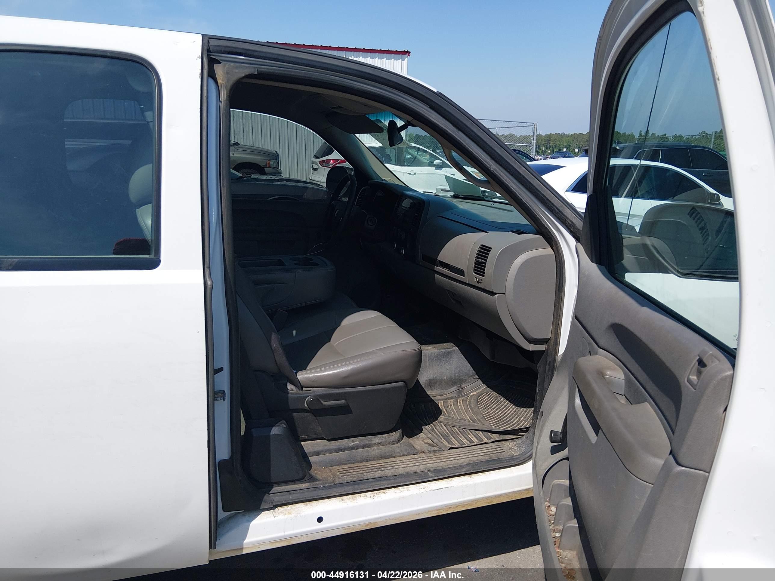 CHEVROLET SILVERADO image 5