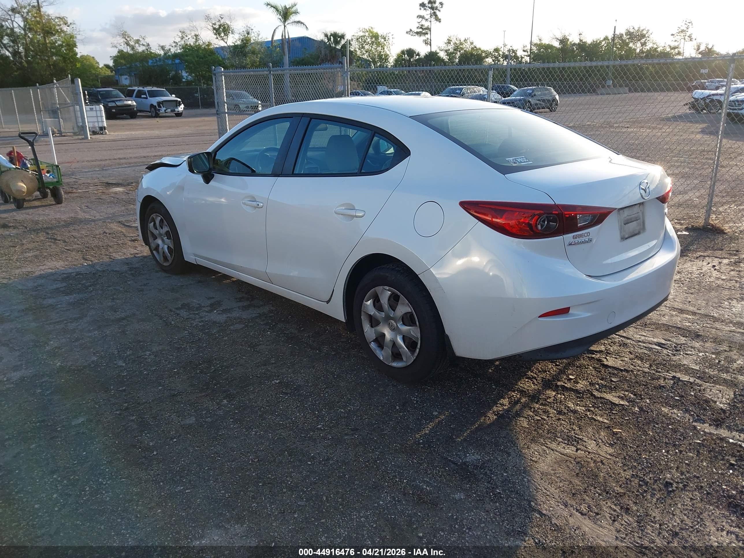 MAZDA MAZDA3 image 3