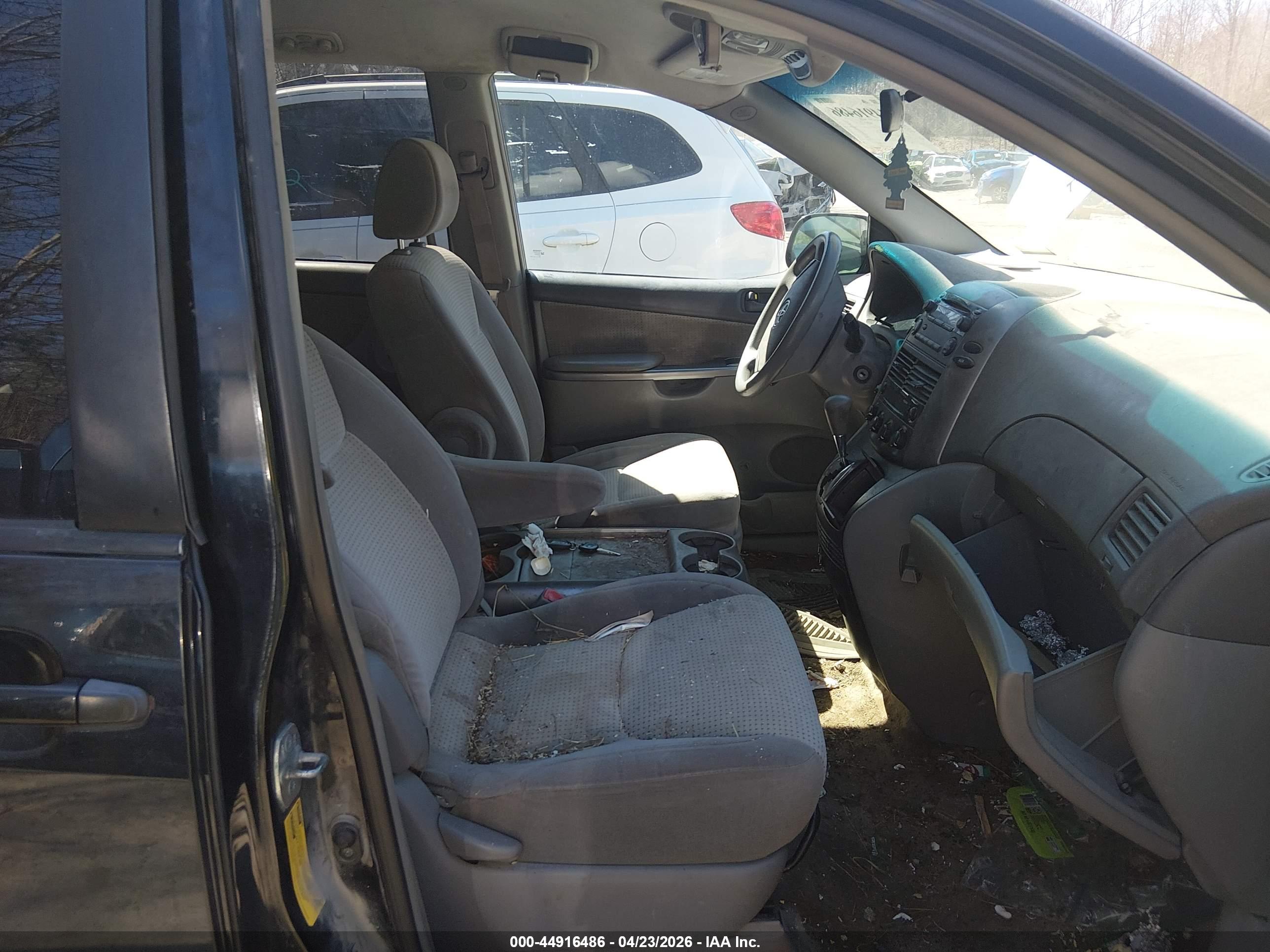 TOYOTA SIENNA image 5