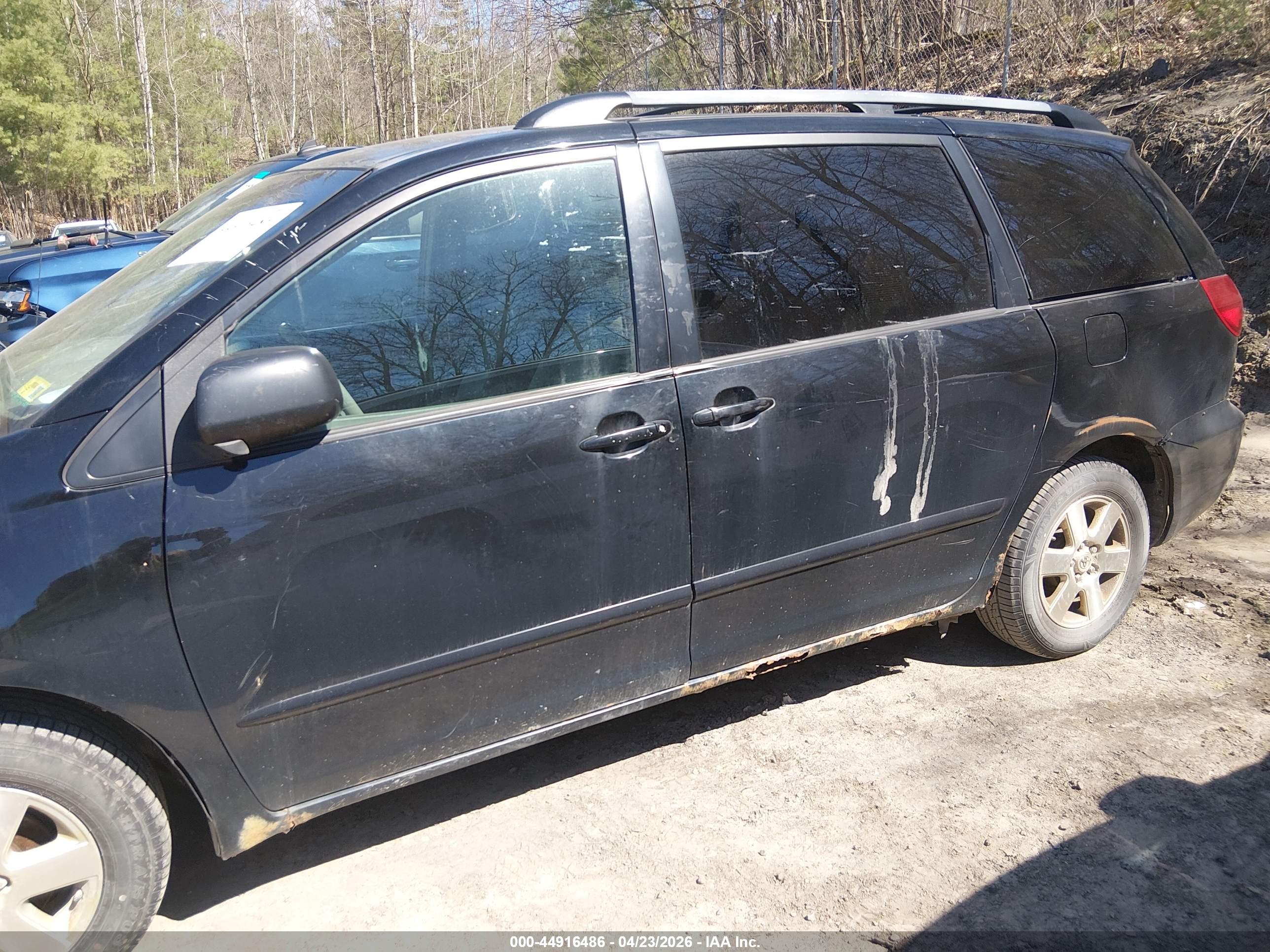 TOYOTA SIENNA image 6