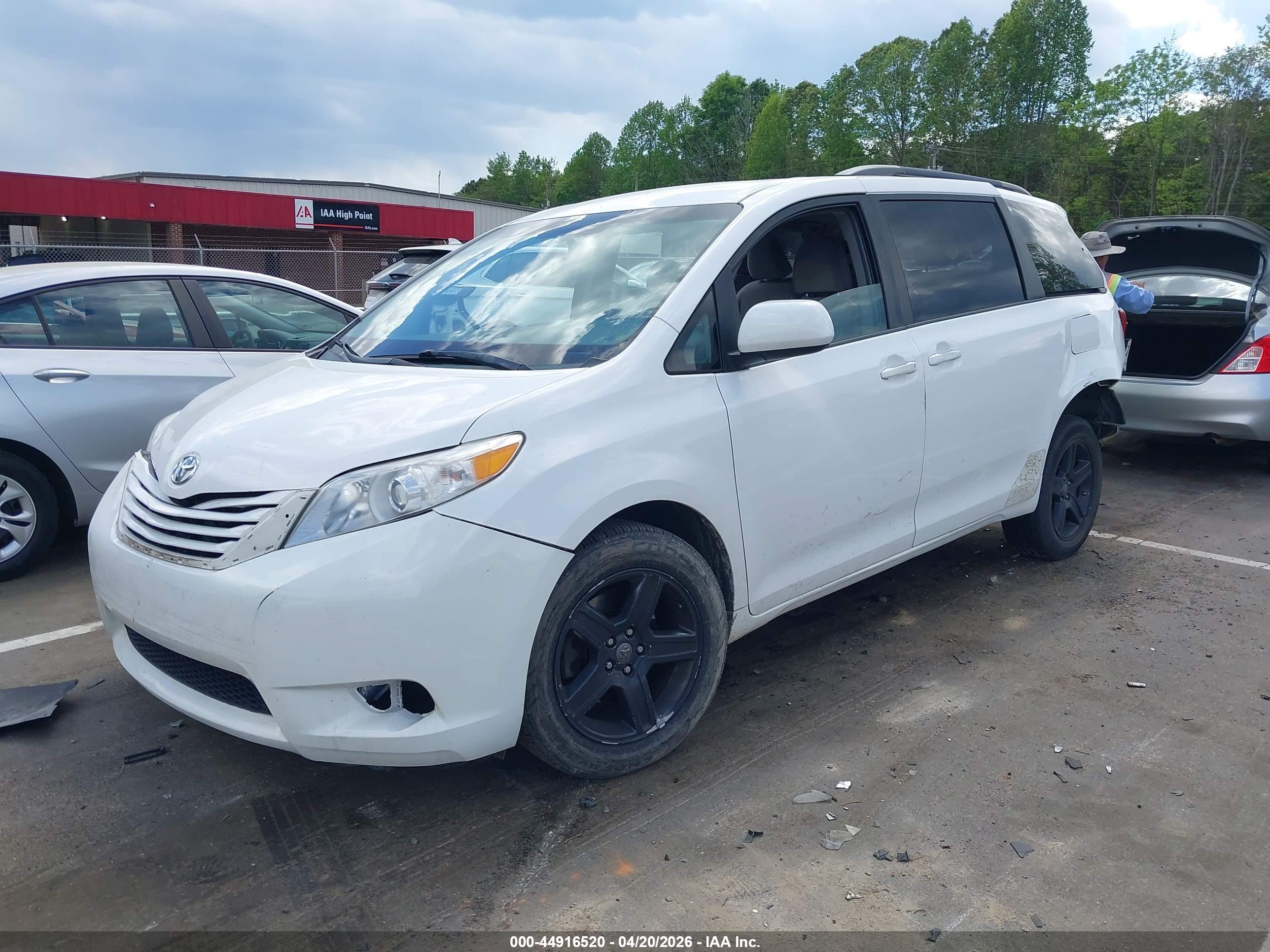 TOYOTA SIENNA image 2