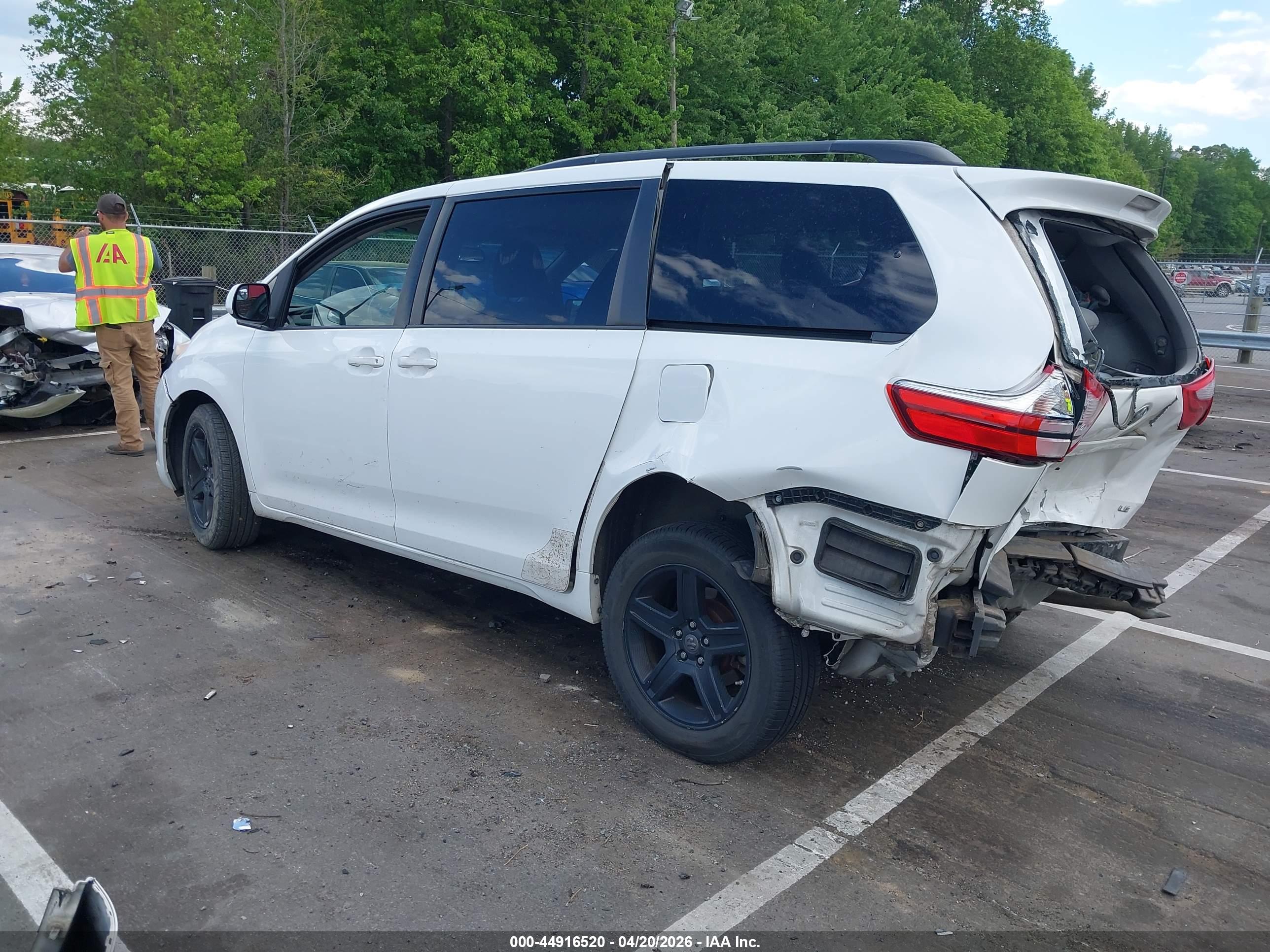 TOYOTA SIENNA image 3