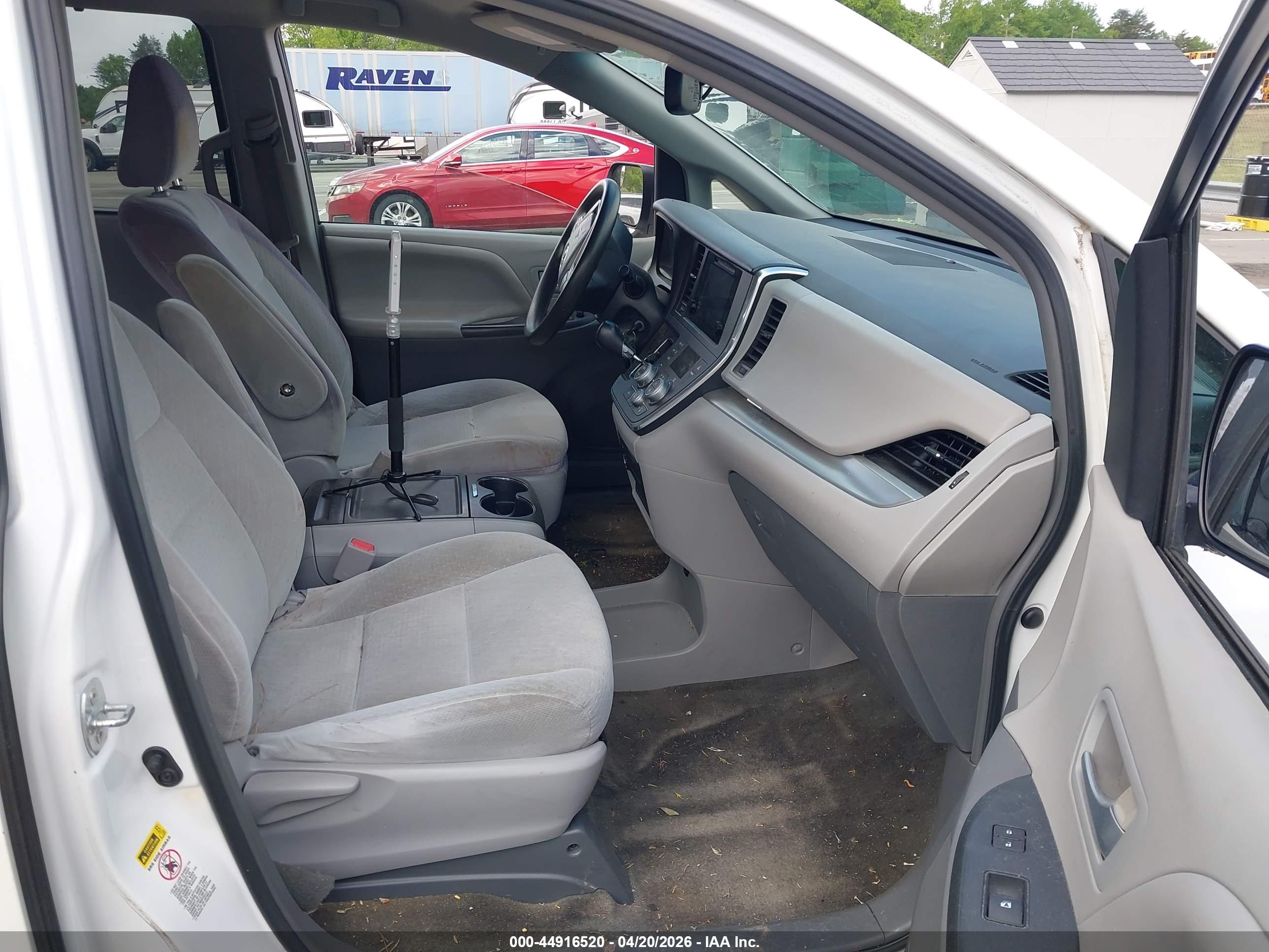 TOYOTA SIENNA image 5