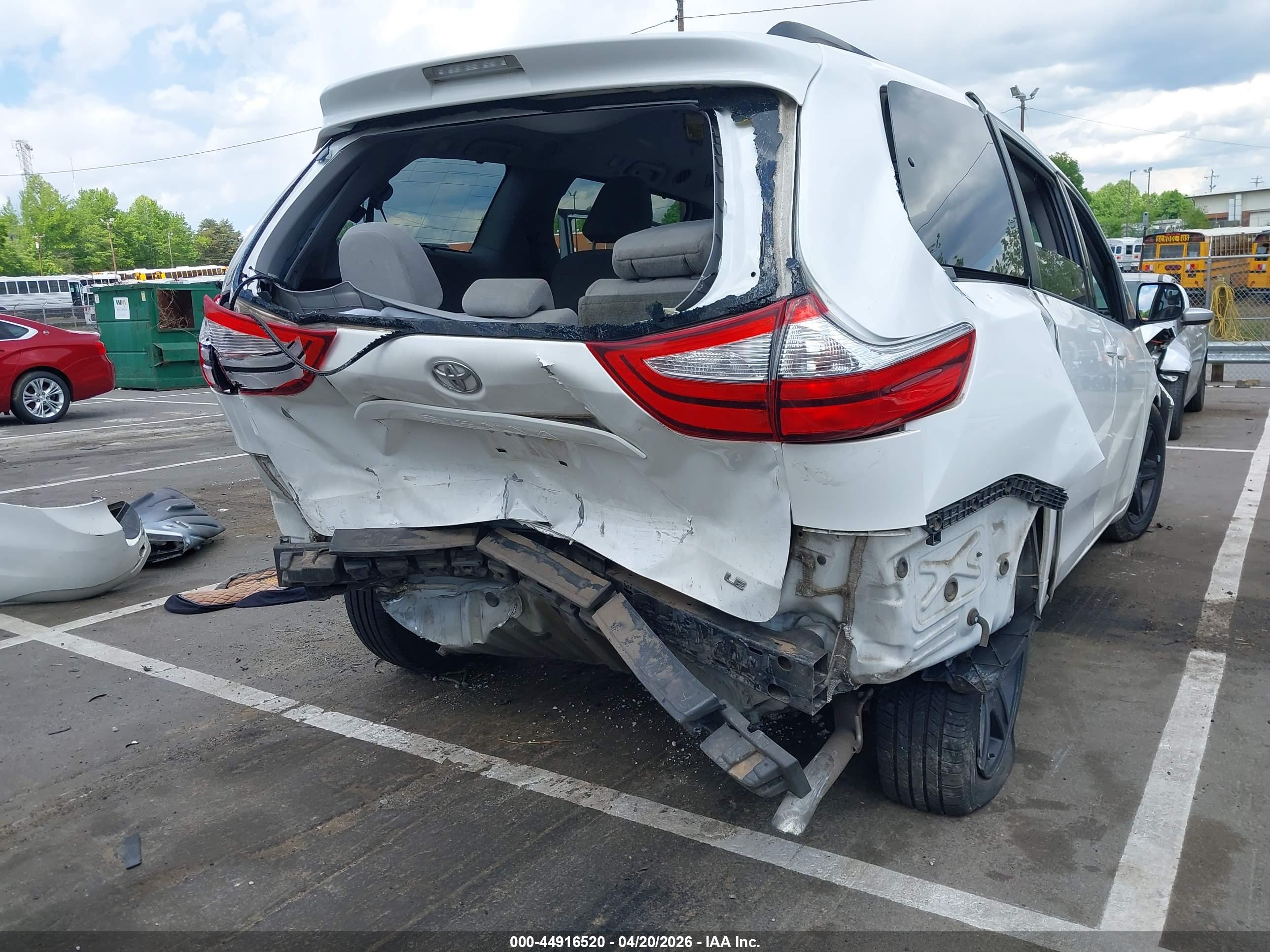 TOYOTA SIENNA image 6