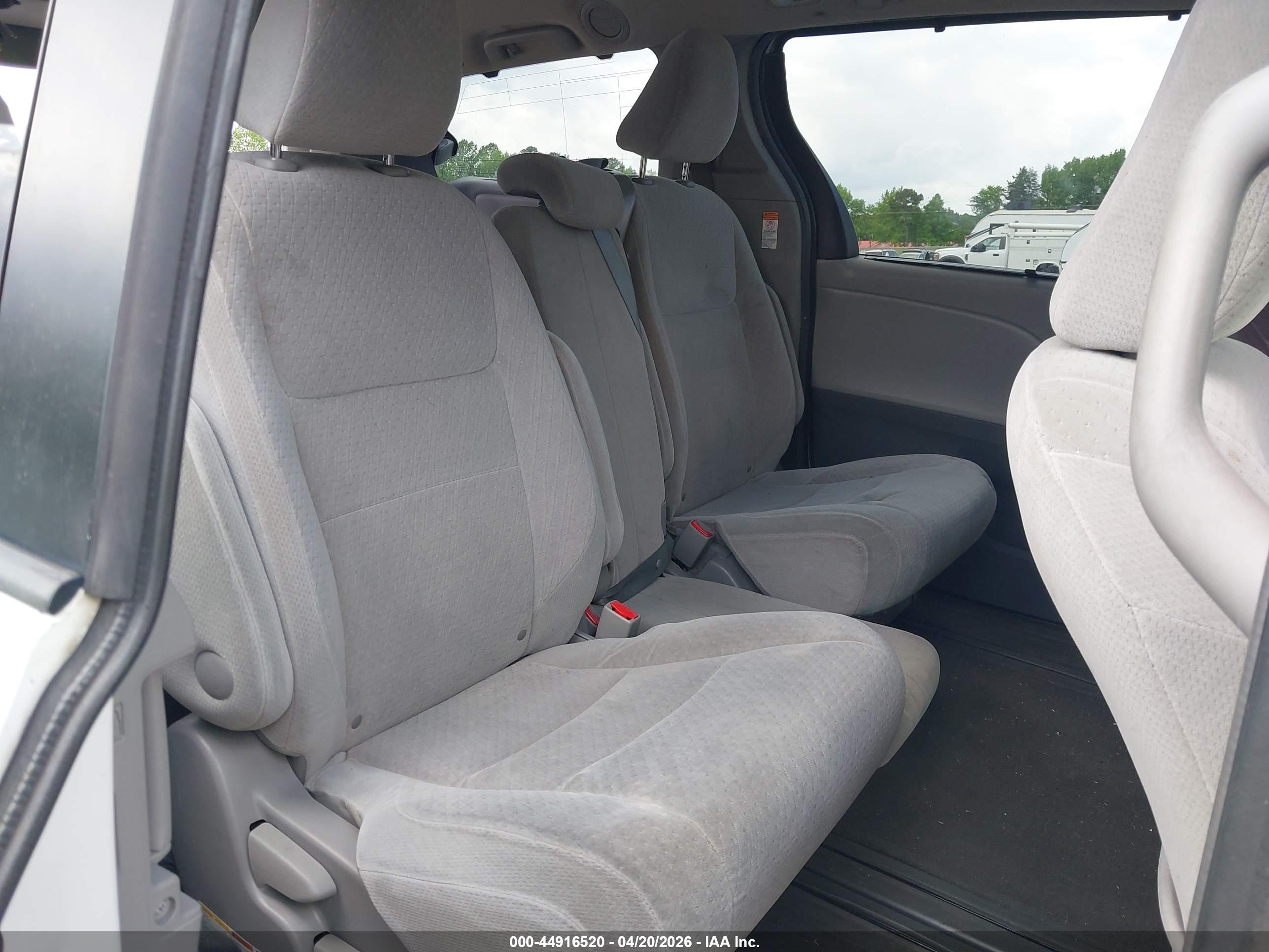 TOYOTA SIENNA image 8
