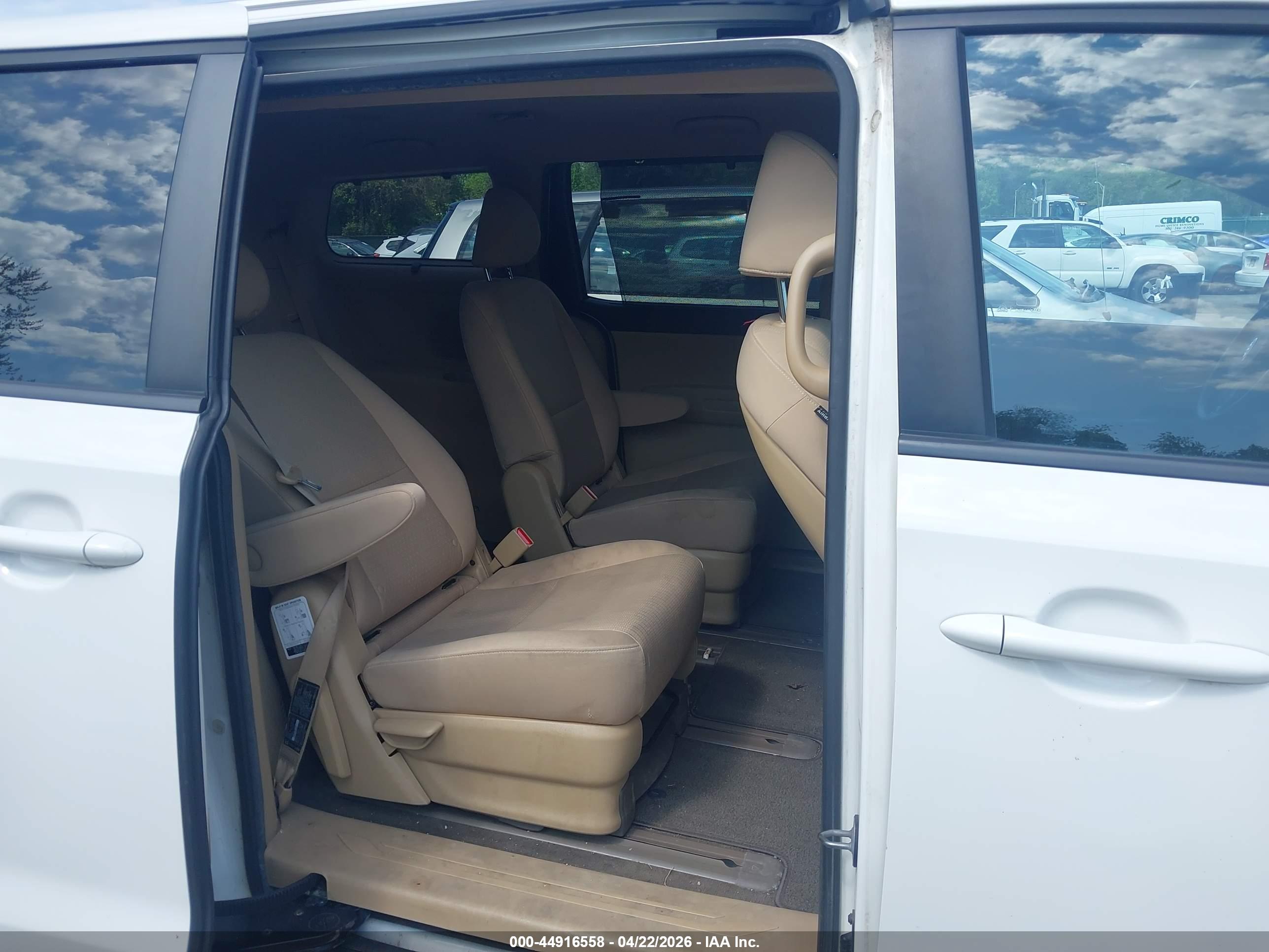 KIA SEDONA image 8