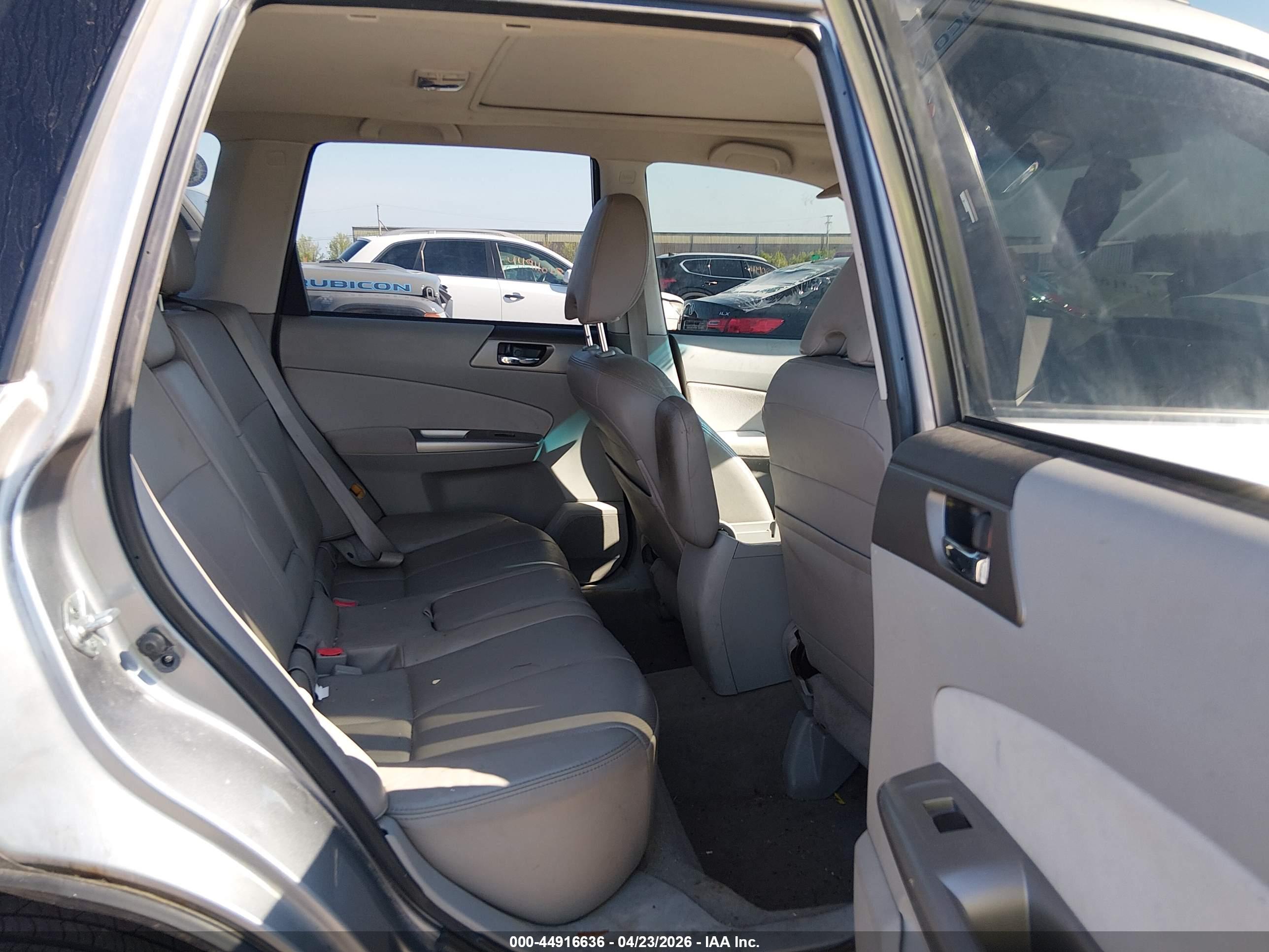 SUBARU FORESTER image 8