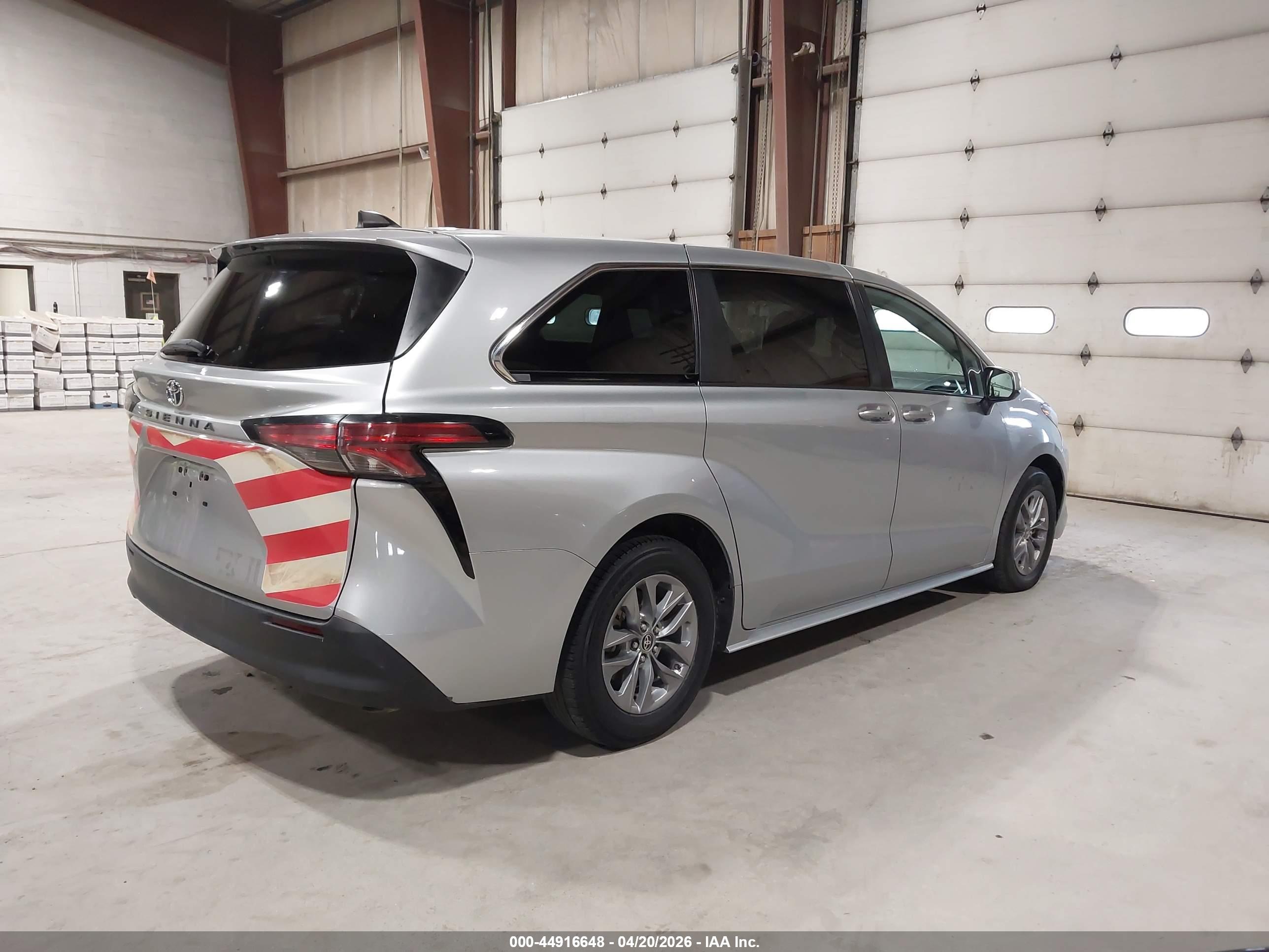 TOYOTA SIENNA image 4