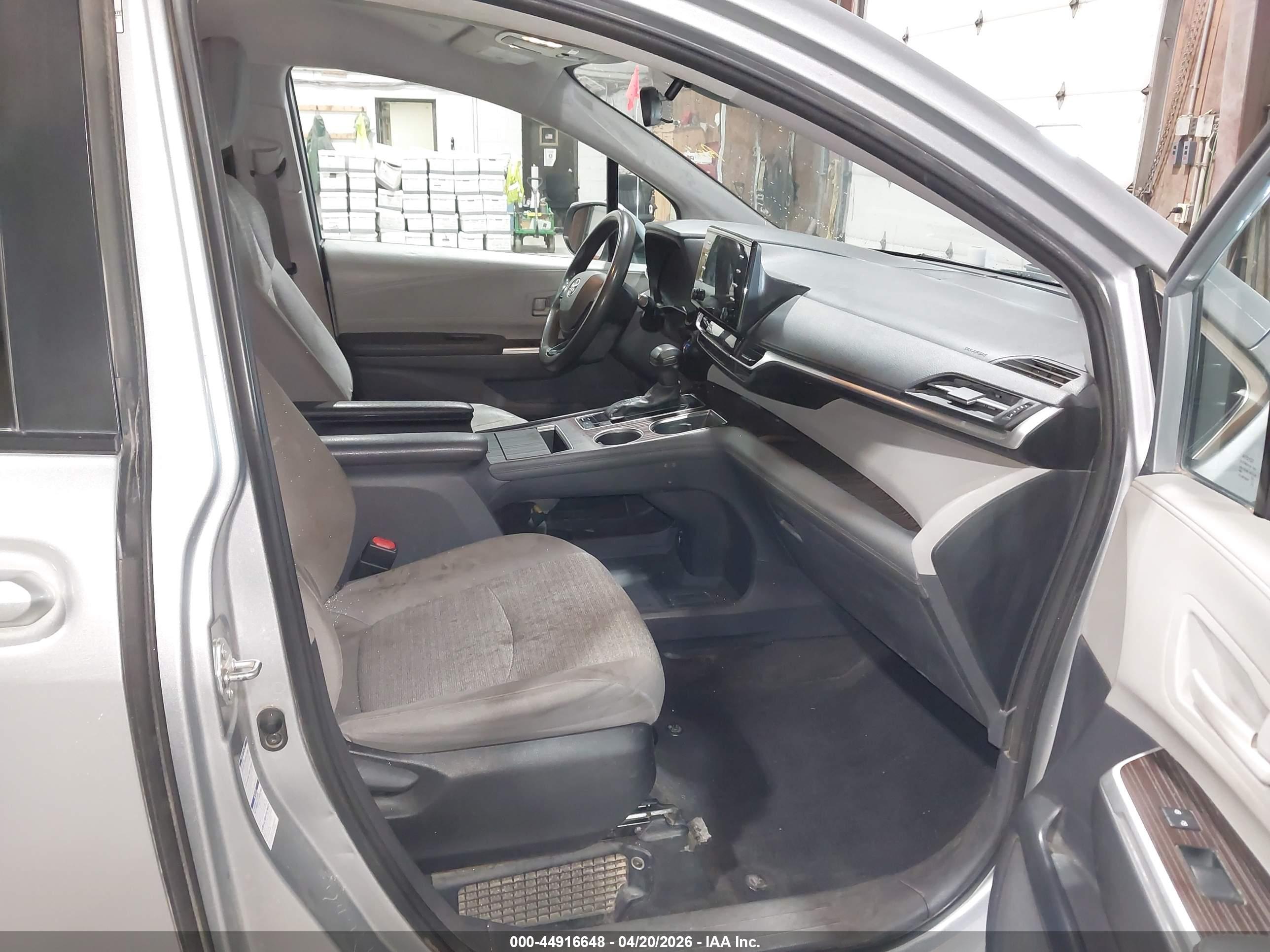 TOYOTA SIENNA image 5