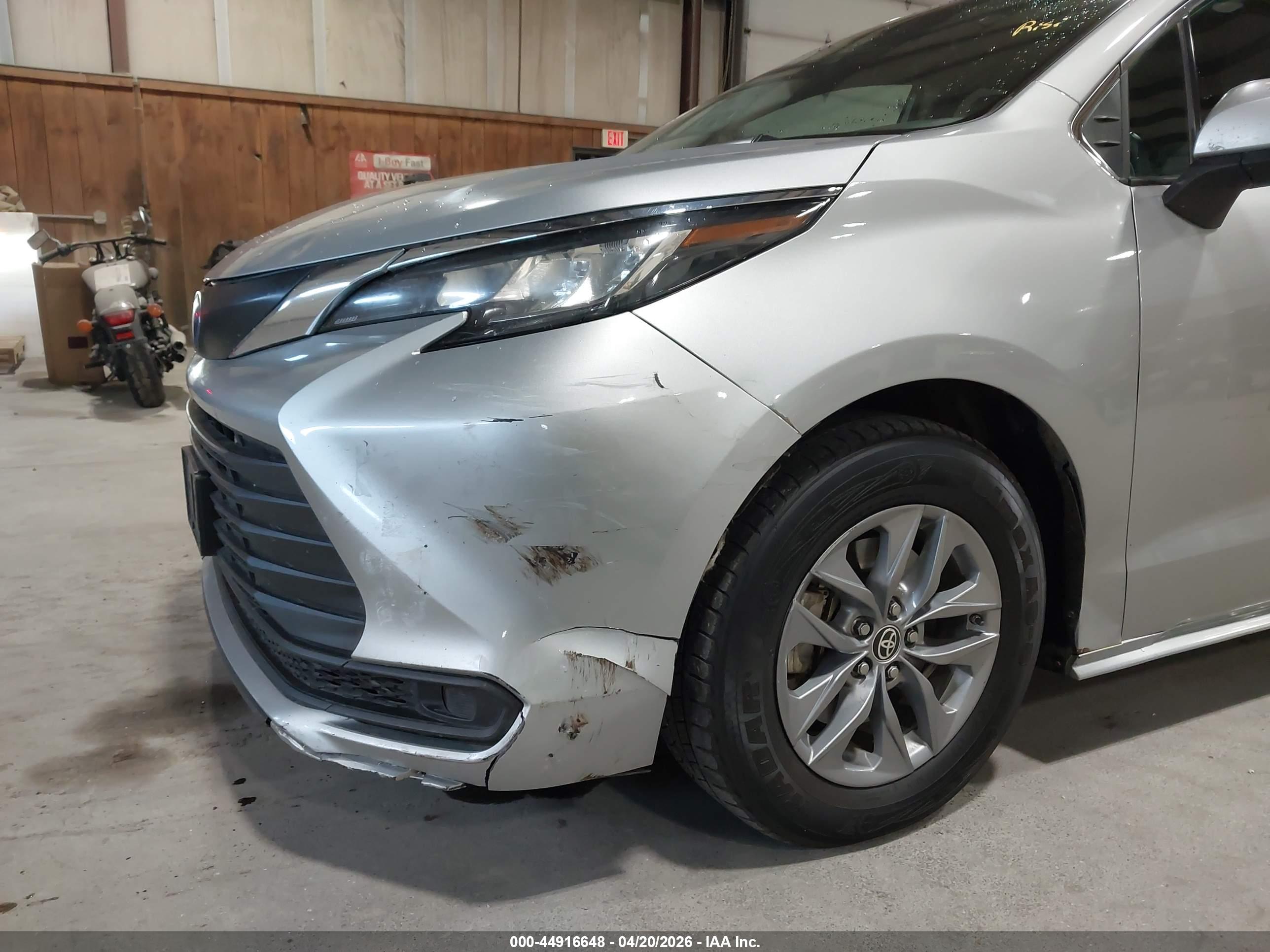 TOYOTA SIENNA image 6