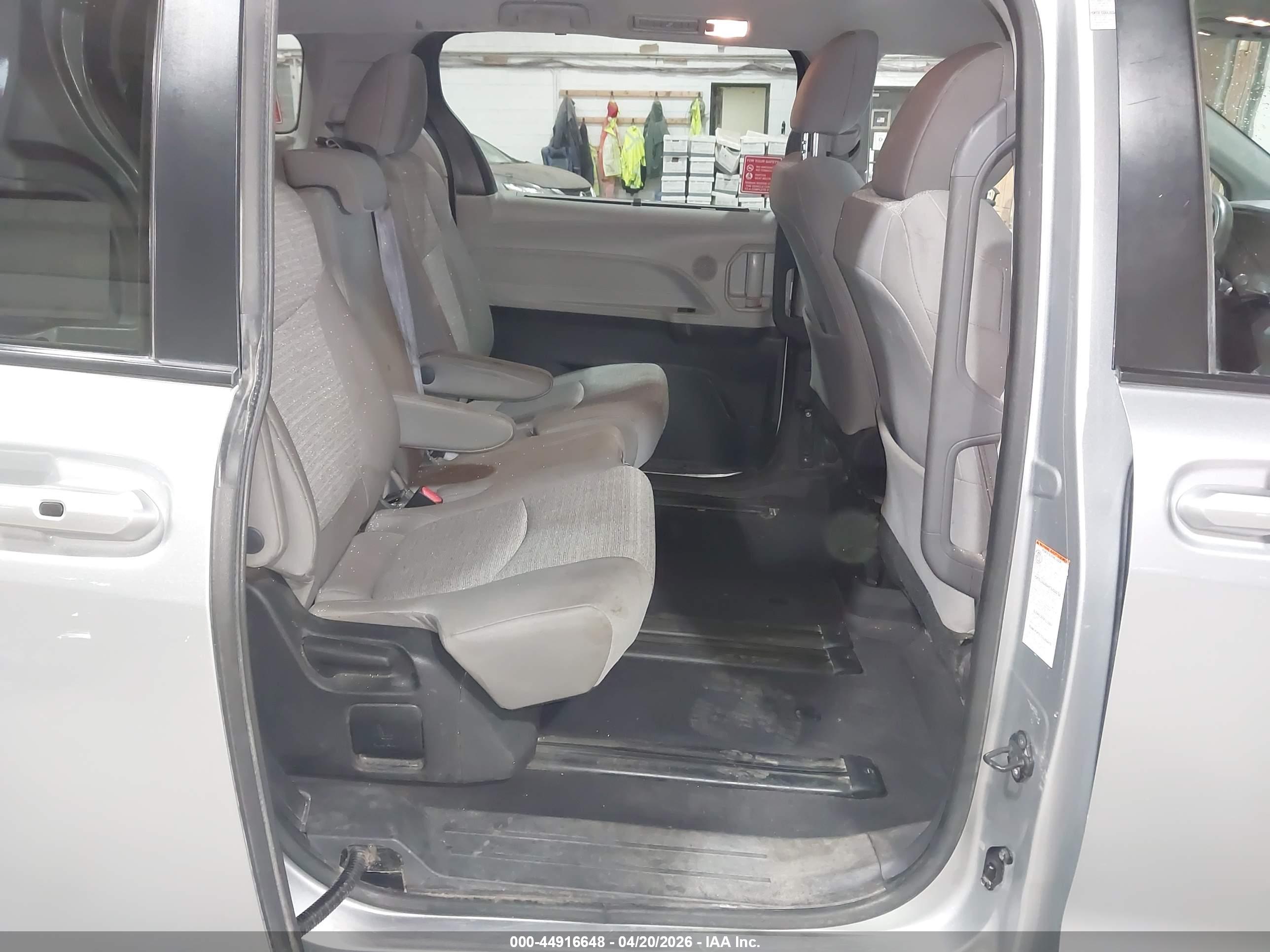 TOYOTA SIENNA image 8