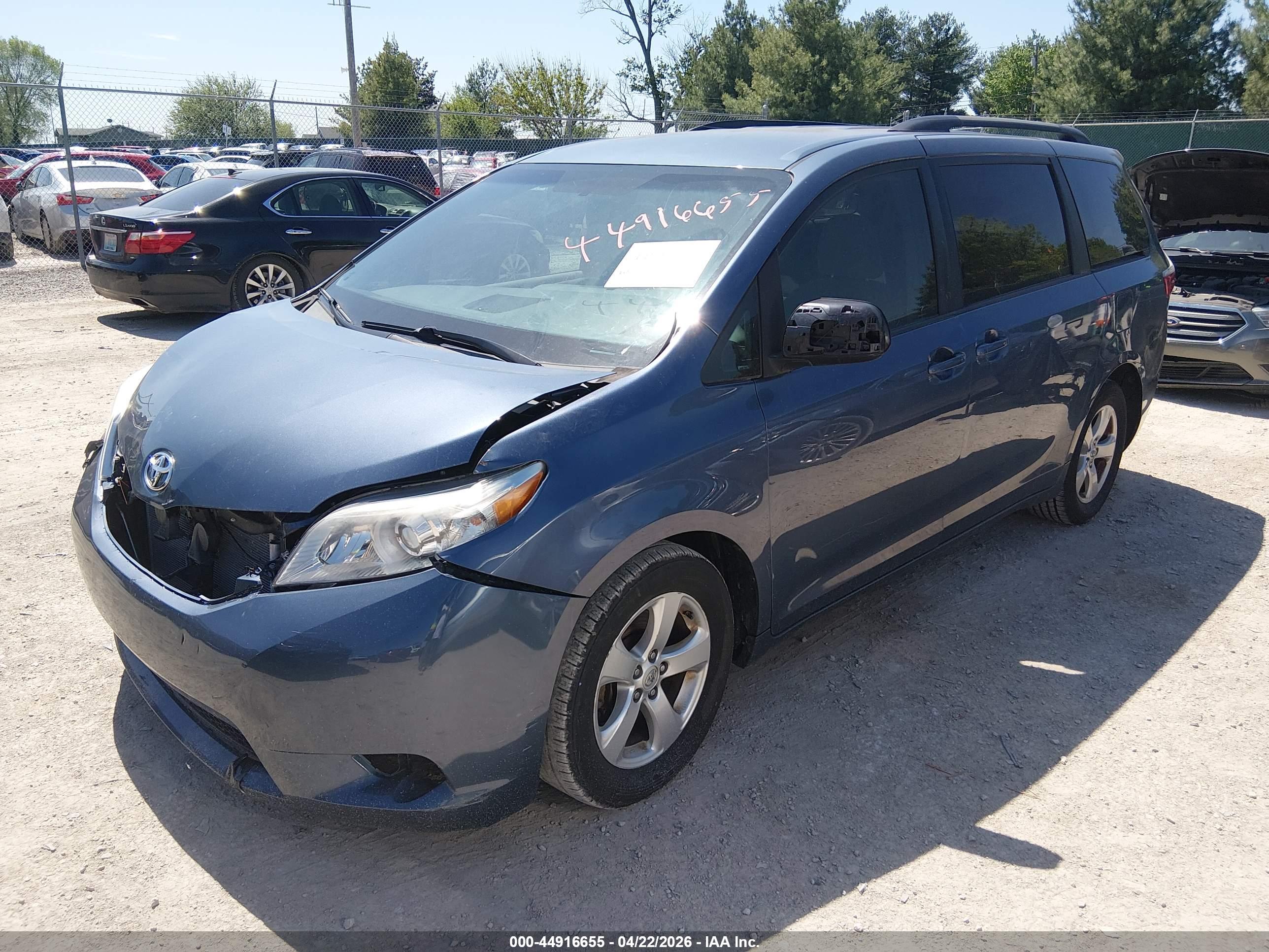 TOYOTA SIENNA image 2