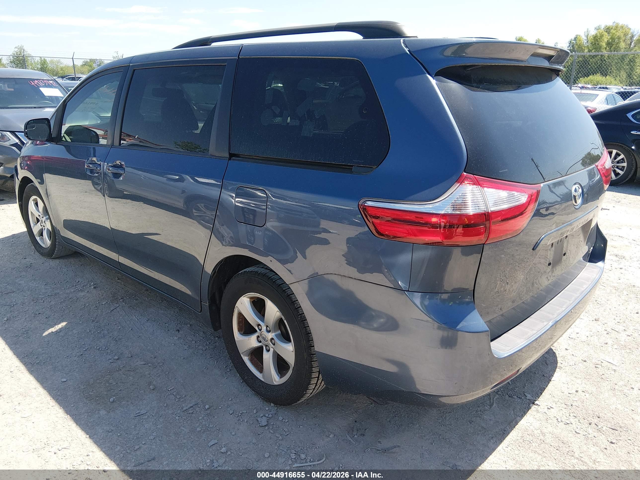 TOYOTA SIENNA image 3
