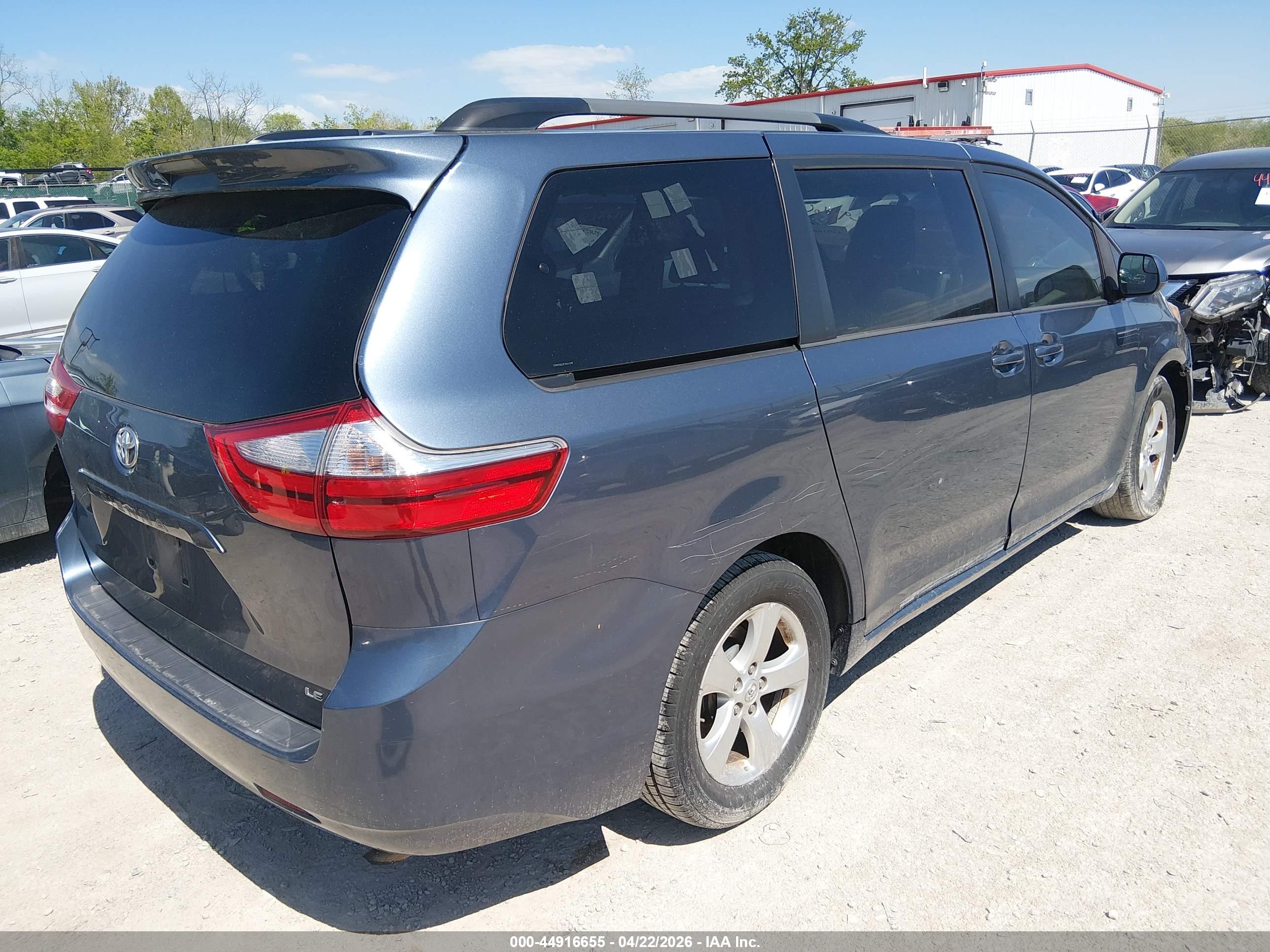 TOYOTA SIENNA image 4